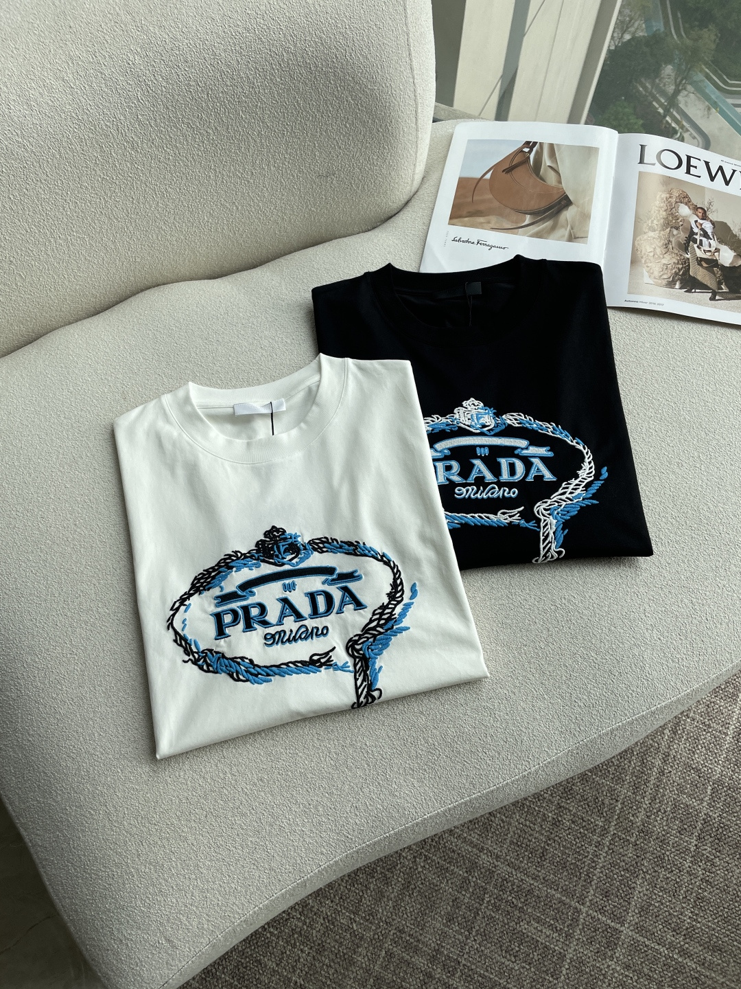 PRAD 2026春夏新款首发专柜最新款短袖圆领T恤 高端订制 设计前卫时尚！品牌logo重工艺设计 高
