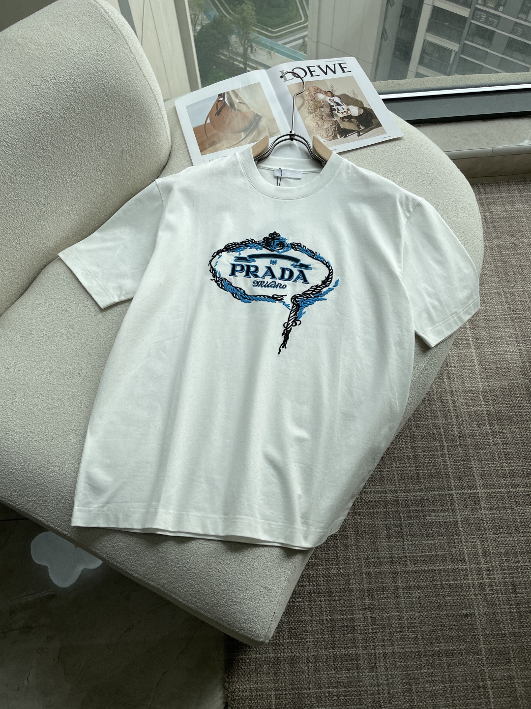 NO:746629,PRAD2026 spring and summer new style debut counter latest short-sleeved round neck T-shirt high-end custom design avant-garde fashion!  Brand logo emphasizes craftsmanship design. High-end customized 100% cotton top-grade mercerized fabric. Soft to the touch. Comfortable to wear. Exquisite stitching at the counter level. Fine workmanship. The upper body effect is incomparably handsome!  A must-have item for a stylish man!  Color black white Size M-3XL, prada, T-shirt, tees, t-shirt,19860909PRAD2026春夏新款首发专柜最新款短袖圆领T恤 高端订制 设计前卫时尚！品牌logo重工艺设计 高端定制百分百棉顶级丝光面料.手感柔软.穿着舒适.专柜级别精致车线.做工精细.上身效果无敌帅气！型男必备单品！ 颜色黑色 白色 码数M-3XL,,prada,T-shirt,tees，t-shirt,,Men's clothing