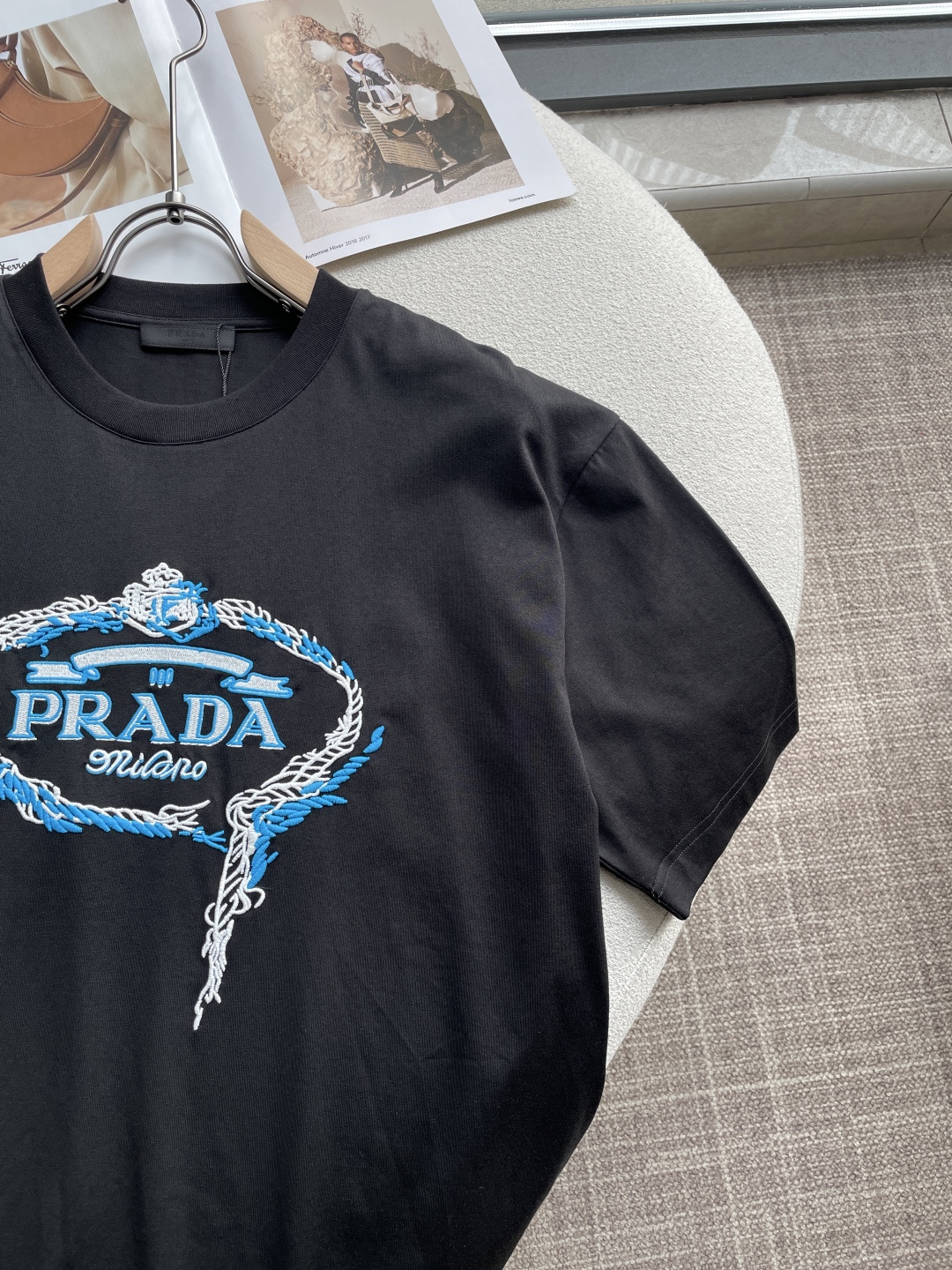 PRAD 2026春夏新款首发专柜最新款短袖圆领T恤 高端订制 设计前卫时尚！品牌logo重工艺设计 高