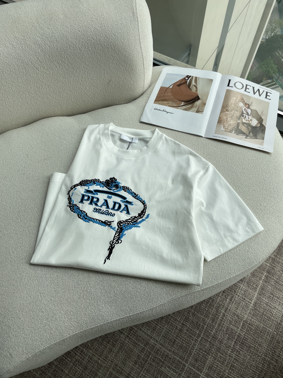 PRAD 2026春夏新款首发专柜最新款短袖圆领T恤 高端订制 设计前卫时尚！品牌logo重工艺设计 高