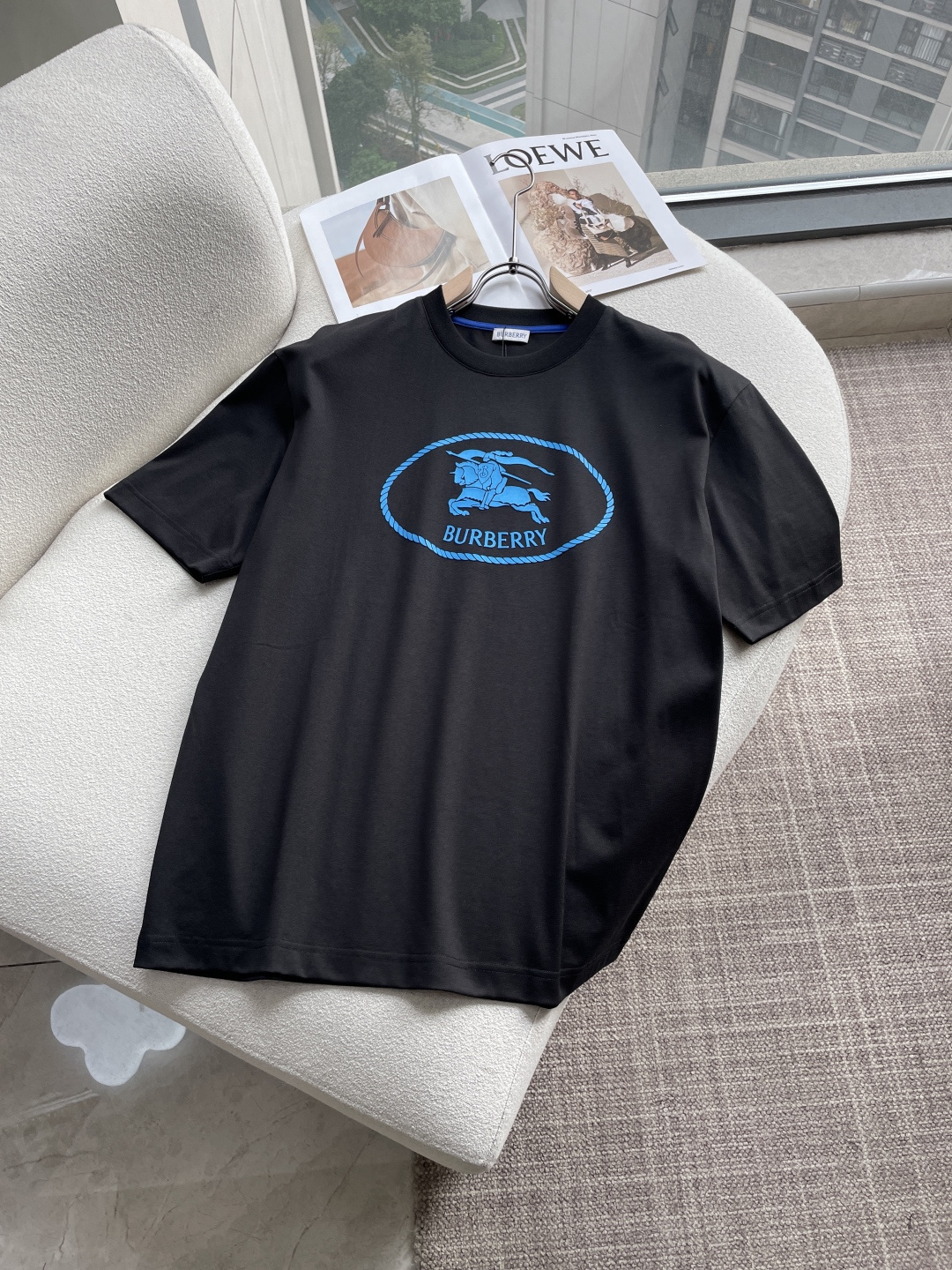 NO:746631,BUR 2026 spring and summer new style debut counter, the latest short-sleeved round neck T-shirt, high-end custom design, avant-garde and fashionable!  Brand logo emphasizes craftsmanship design. High-end customized 100% cotton top-grade mercerized fabric. Soft to the touch. Comfortable to wear. Exquisite stitching at the counter level. Fine workmanship. The upper body effect is incomparably handsome!  A must-have item for a stylish man!  Color Black White Size M-3XL,,burberry,T-shirt,tees,t-shirt,19860909BUR 2026春夏新款首发专柜最新款短袖圆领T恤 高端订制 设计前卫时尚！品牌logo重工艺设计 高端定制百分百棉顶级丝光面料.手感柔软.穿着舒适.专柜级别精致车线.做工精细.上身效果无敌帅气！型男必备单品！ 颜色黑色 白色 码数M-3XL,,burberry,T-shirt,tees，t-shirt,,Men's clothing