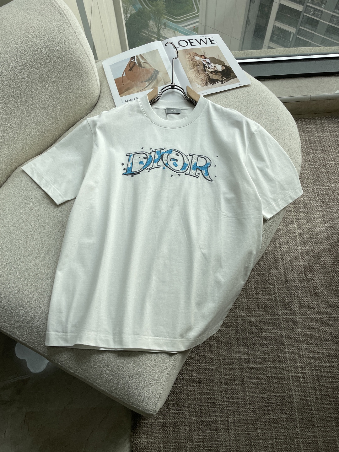 NO:746633,Dior2026 spring and summer new style debut counter latest short-sleeved round neck T-shirt high-end custom design avant-garde fashion!  Brand logo emphasizes craftsmanship design. High-end customized 100% cotton top-grade mercerized fabric. Soft to the touch. Comfortable to wear. Exquisite stitching at the counter level. Fine workmanship. The upper body effect is incomparably handsome!  A must-have item for a stylish man!  Color Black White Size M-3XL,, dior, T-shirt, tees, t-shirt,19860909Dior2026春夏新款首发专柜最新款短袖圆领T恤 高端订制 设计前卫时尚！品牌logo重工艺设计 高端定制百分百棉顶级丝光面料.手感柔软.穿着舒适.专柜级别精致车线.做工精细.上身效果无敌帅气！型男必备单品！ 颜色黑色 白色 码数M-3XL,,dior,T-shirt,tees，t-shirt,,Men's clothing