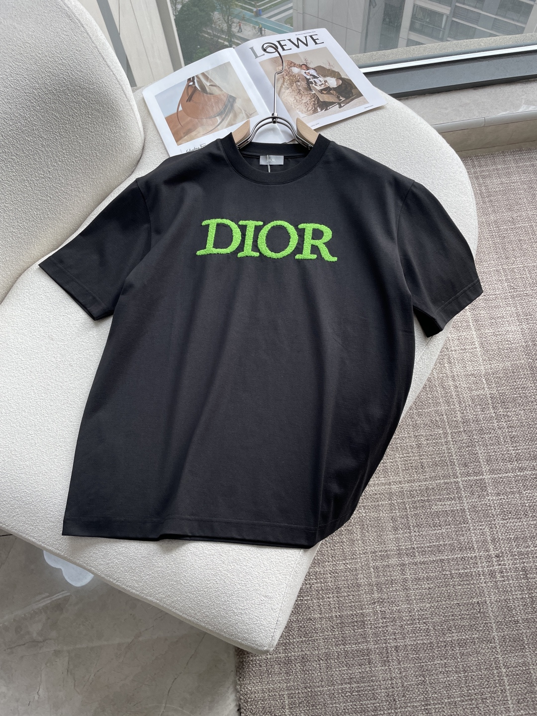 NO:746635,DAO's 2026 spring and summer new style debut counter, the latest short-sleeved round neck T-shirt, high-end customization, avant-garde and fashionable design!  Brand logo emphasizes craftsmanship design. High-end customized 100% cotton top-grade mercerized fabric. Soft to the touch. Comfortable to wear. Exquisite stitching at the counter level. Fine workmanship. The upper body effect is incomparably handsome!  A must-have item for a stylish man!  Color Black White Size M-3XL, T-shirt, tees, t-shirt,19860909D奥 2026春夏新款首发专柜最新款短袖圆领T恤 高端订制 设计前卫时尚！品牌logo重工艺设计 高端定制百分百棉顶级丝光面料.手感柔软.穿着舒适.专柜级别精致车线.做工精细.上身效果无敌帅气！型男必备单品！ 颜色黑色 白色 码数M-3XL,,T-shirt,tees，t-shirt,,Men's clothing