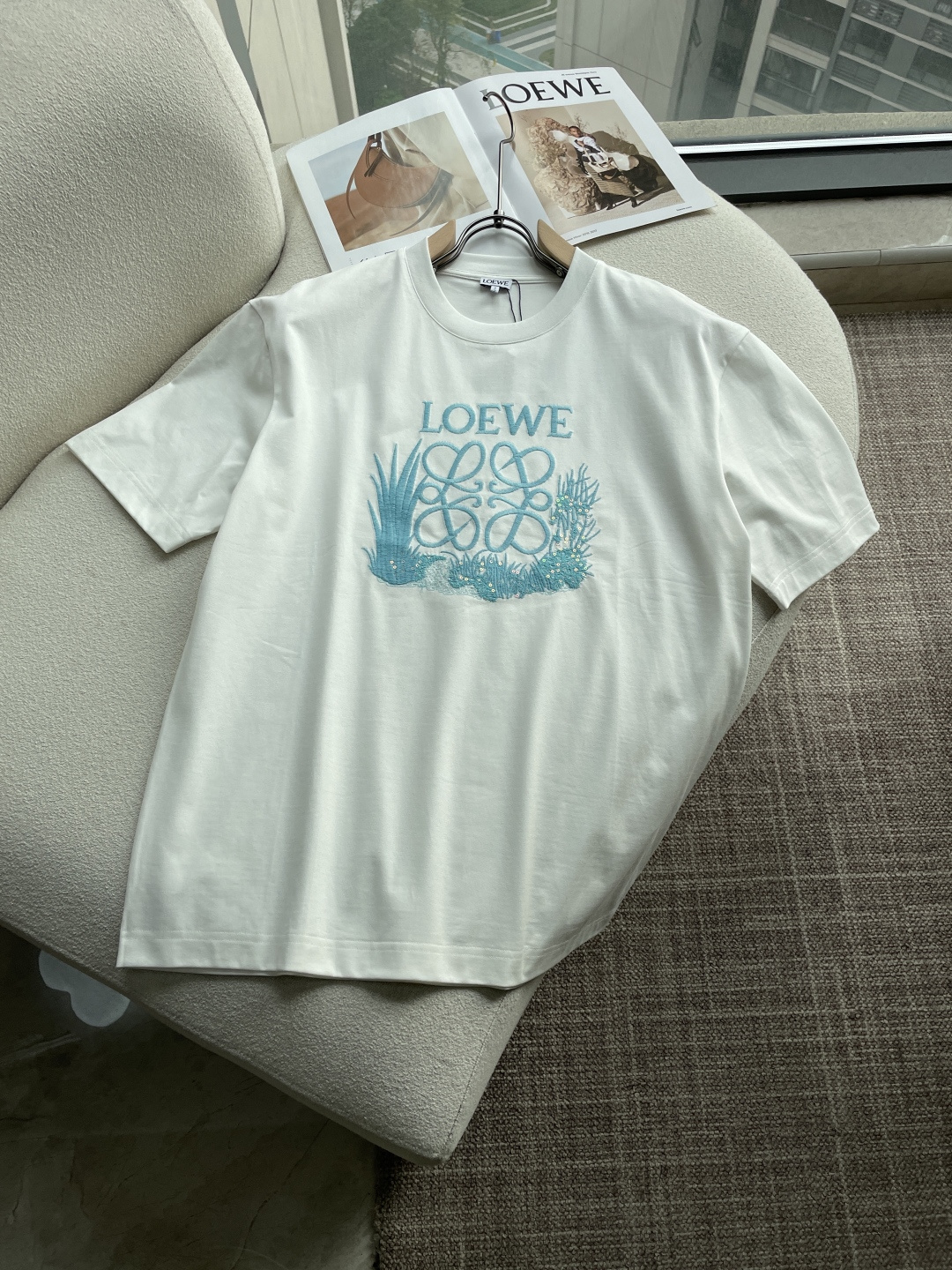 NO:746637,Loewe 2026 spring and summer new style debut counter latest short-sleeved round neck T-shirt high-end custom design avant-garde fashion!  Brand logo emphasizes craftsmanship design. High-end customized 100% cotton top-grade mercerized fabric. Soft to the touch. Comfortable to wear. Exquisite stitching at the counter level. Fine workmanship. The upper body effect is incomparably handsome!  A must-have item for a stylish man!  Color Black White Size M-3XL,,loewe,T-shirt,tees,t-shirt,19860909Loewe2026春夏新款首发专柜最新款短袖圆领T恤 高端订制 设计前卫时尚！品牌logo重工艺设计 高端定制百分百棉顶级丝光面料.手感柔软.穿着舒适.专柜级别精致车线.做工精细.上身效果无敌帅气！型男必备单品！ 颜色黑色 白色 码数M-3XL,,loewe,T-shirt,tees，t-shirt,,Men's clothing