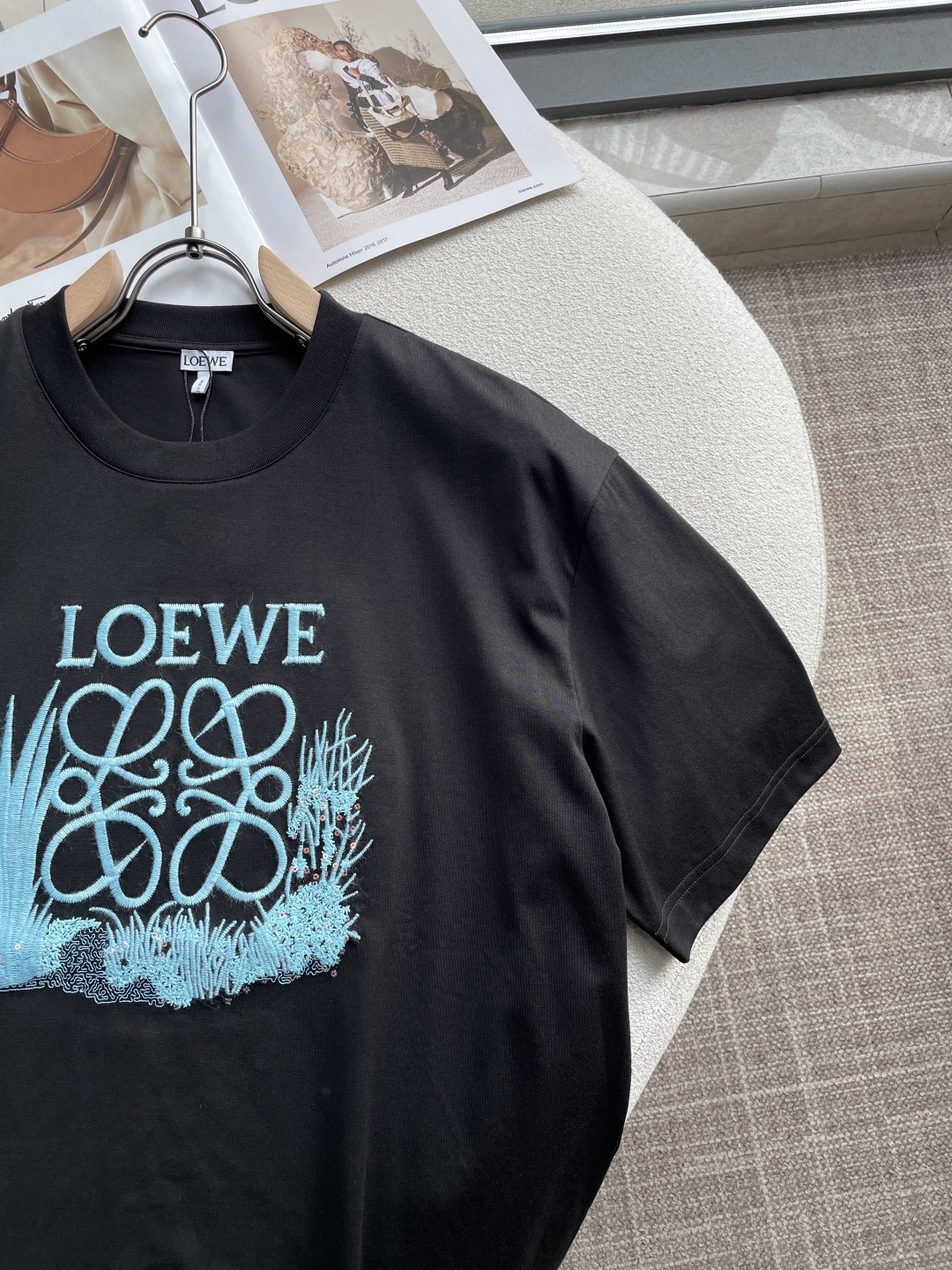 Loewe 2026春夏新款首发专柜最新款短袖圆领T恤 高端订制 设计前卫时尚！品牌logo重工艺设计 