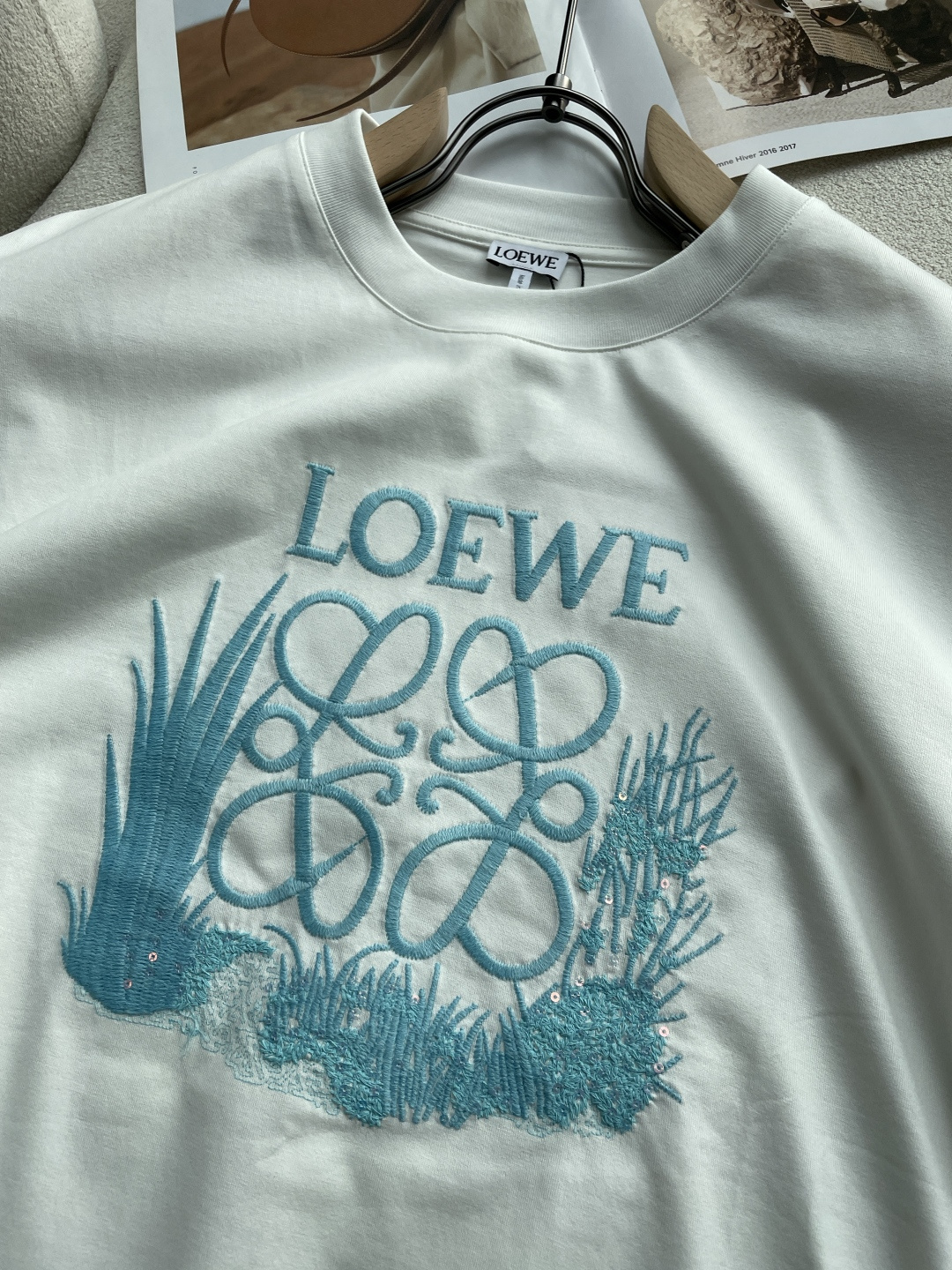 Loewe 2026春夏新款首发专柜最新款短袖圆领T恤 高端订制 设计前卫时尚！品牌logo重工艺设计 