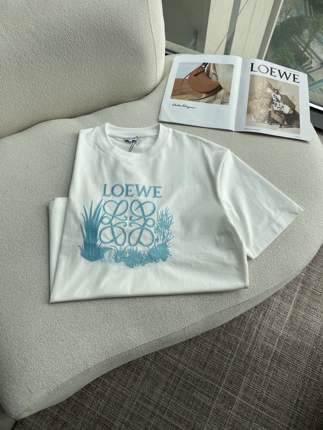Loewe 2026春夏新款首发专柜最新款短袖圆领T恤 高端订制 设计前卫时尚！品牌logo重工艺设计 
