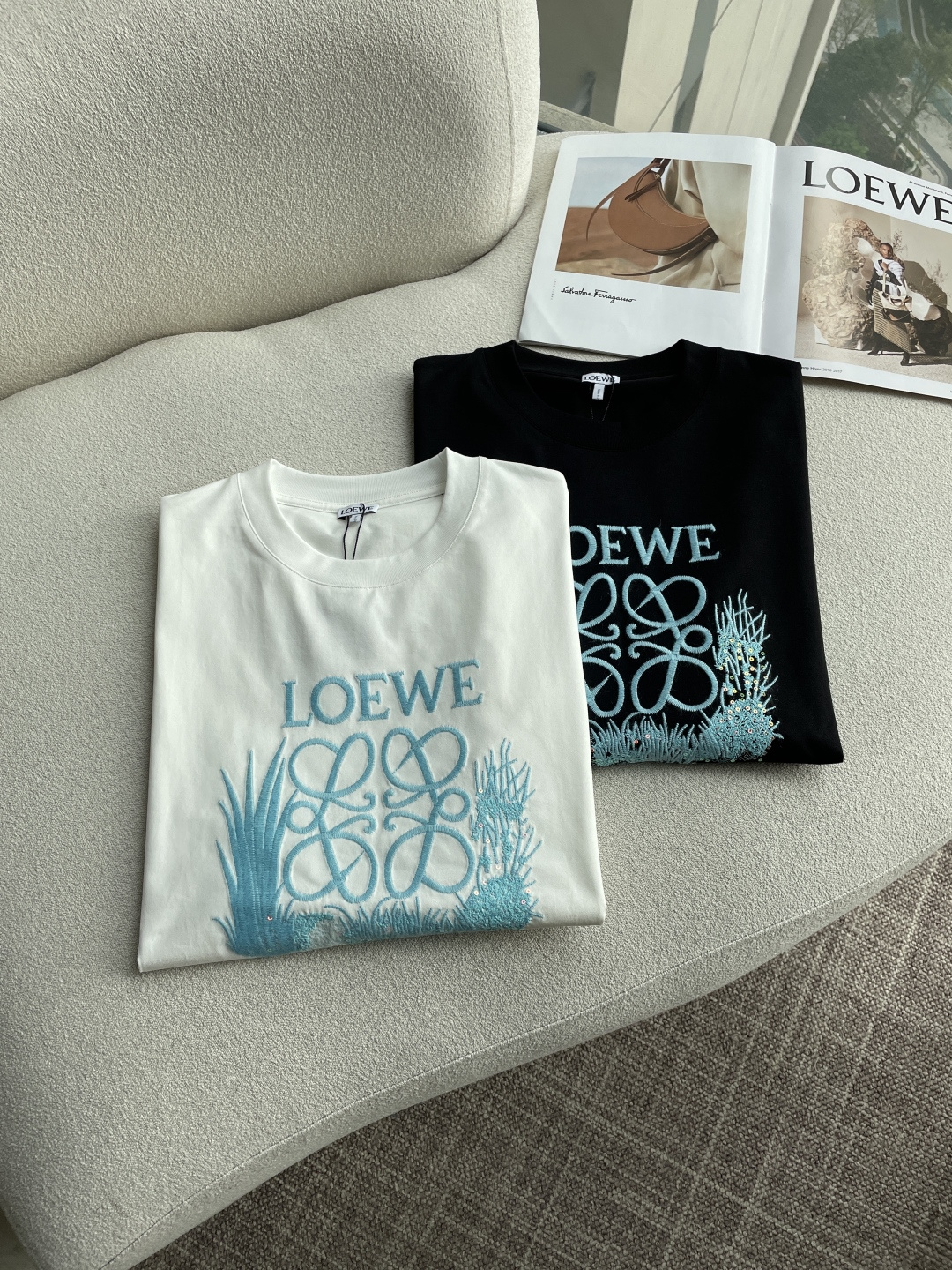 Loewe 2026春夏新款首发专柜最新款短袖圆领T恤 高端订制 设计前卫时尚！品牌logo重工艺设计 