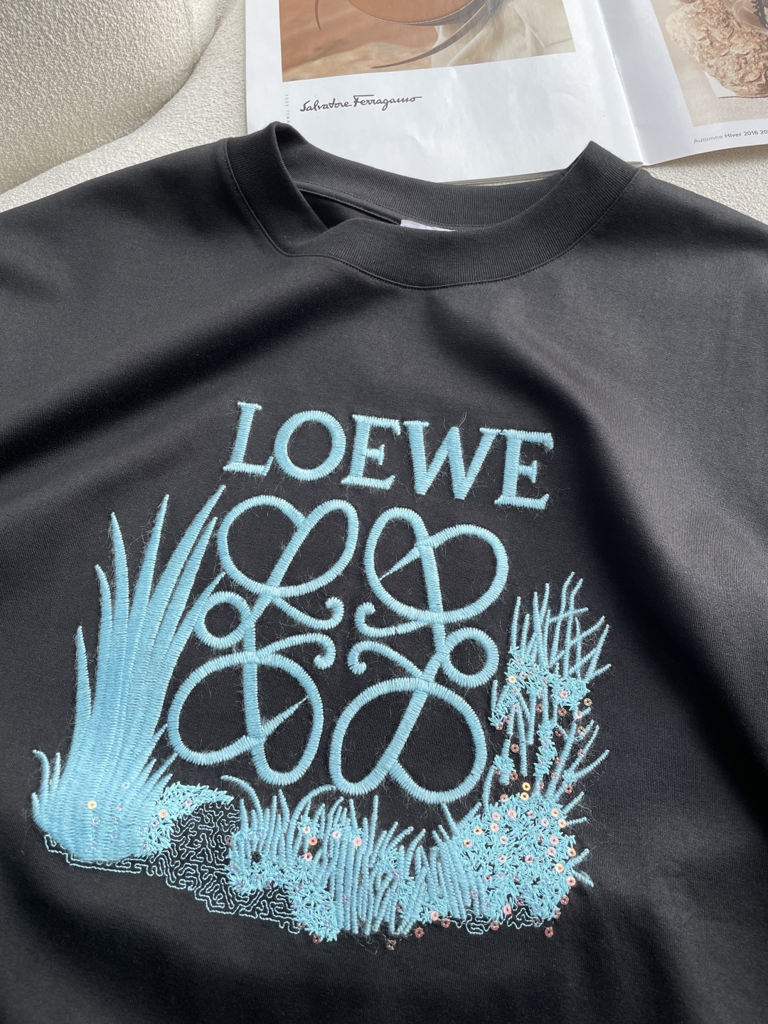 Loewe 2026春夏新款首发专柜最新款短袖圆领T恤 高端订制 设计前卫时尚！品牌logo重工艺设计 