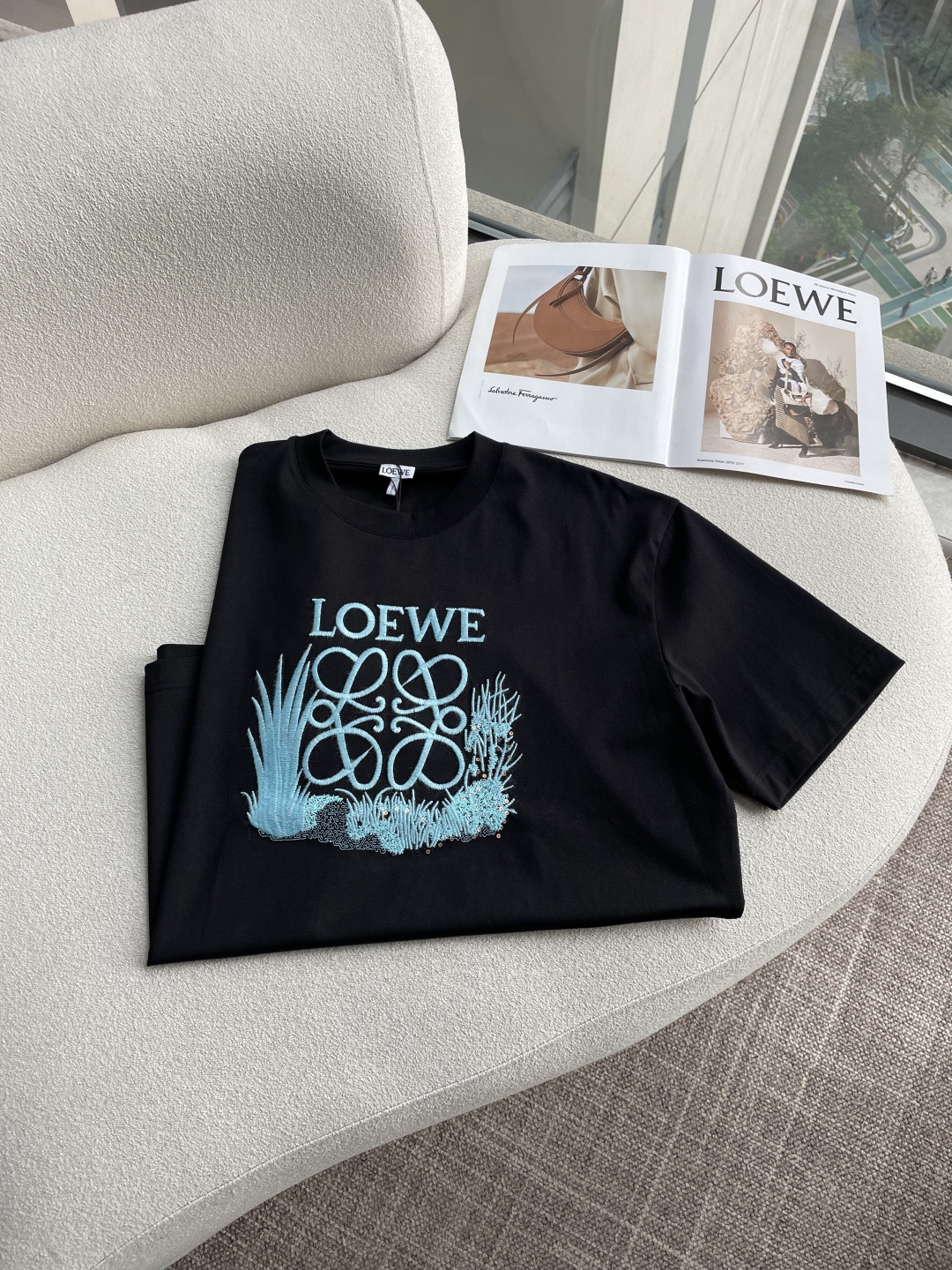 Loewe 2026春夏新款首发专柜最新款短袖圆领T恤 高端订制 设计前卫时尚！品牌logo重工艺设计 