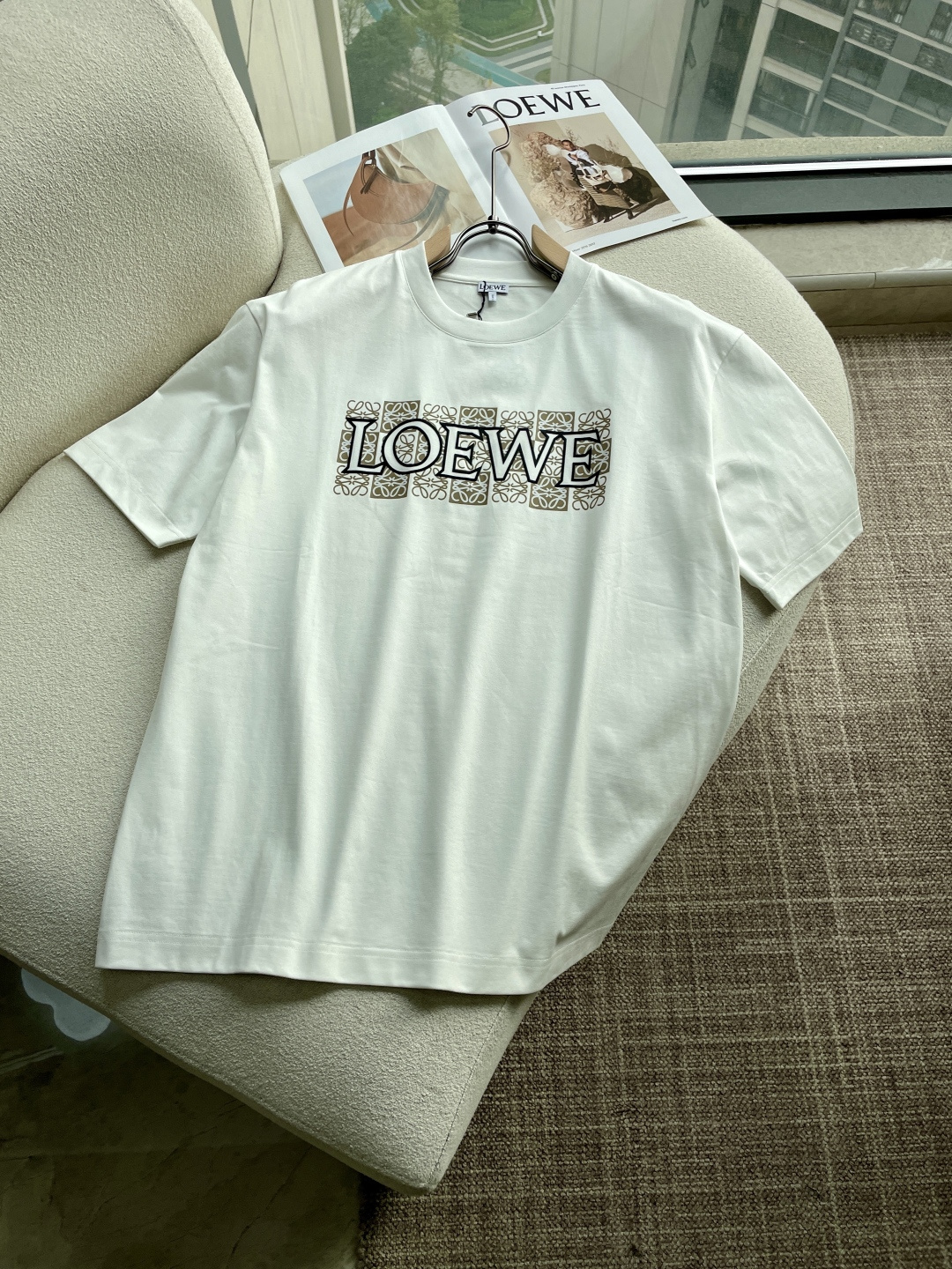 Loewe 2026春夏新款首发专柜最新款短袖圆领T恤 高端订制 设计前卫时尚！品牌logo重工艺设计 