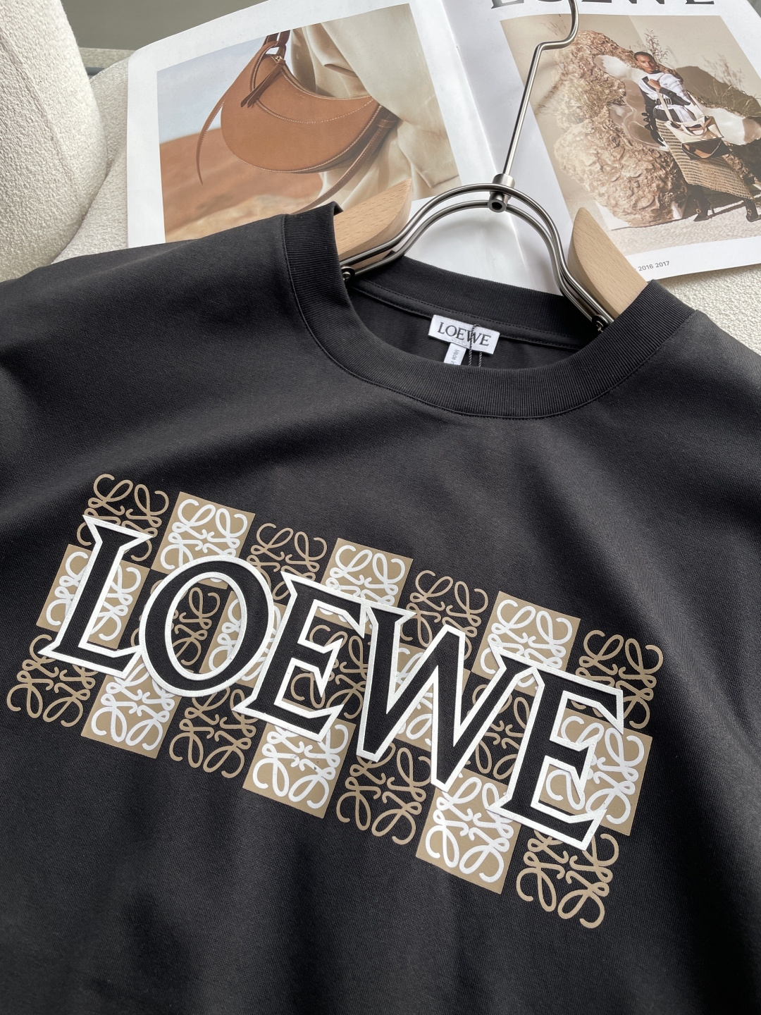 Loewe 2026春夏新款首发专柜最新款短袖圆领T恤 高端订制 设计前卫时尚！品牌logo重工艺设计 