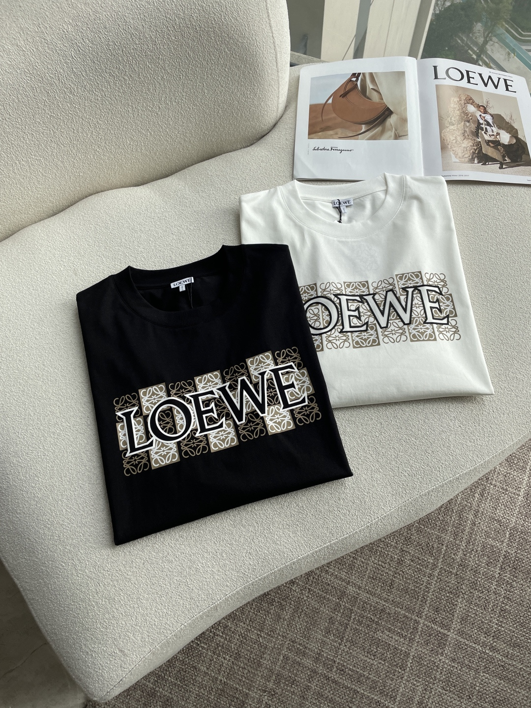 Loewe 2026春夏新款首发专柜最新款短袖圆领T恤 高端订制 设计前卫时尚！品牌logo重工艺设计 