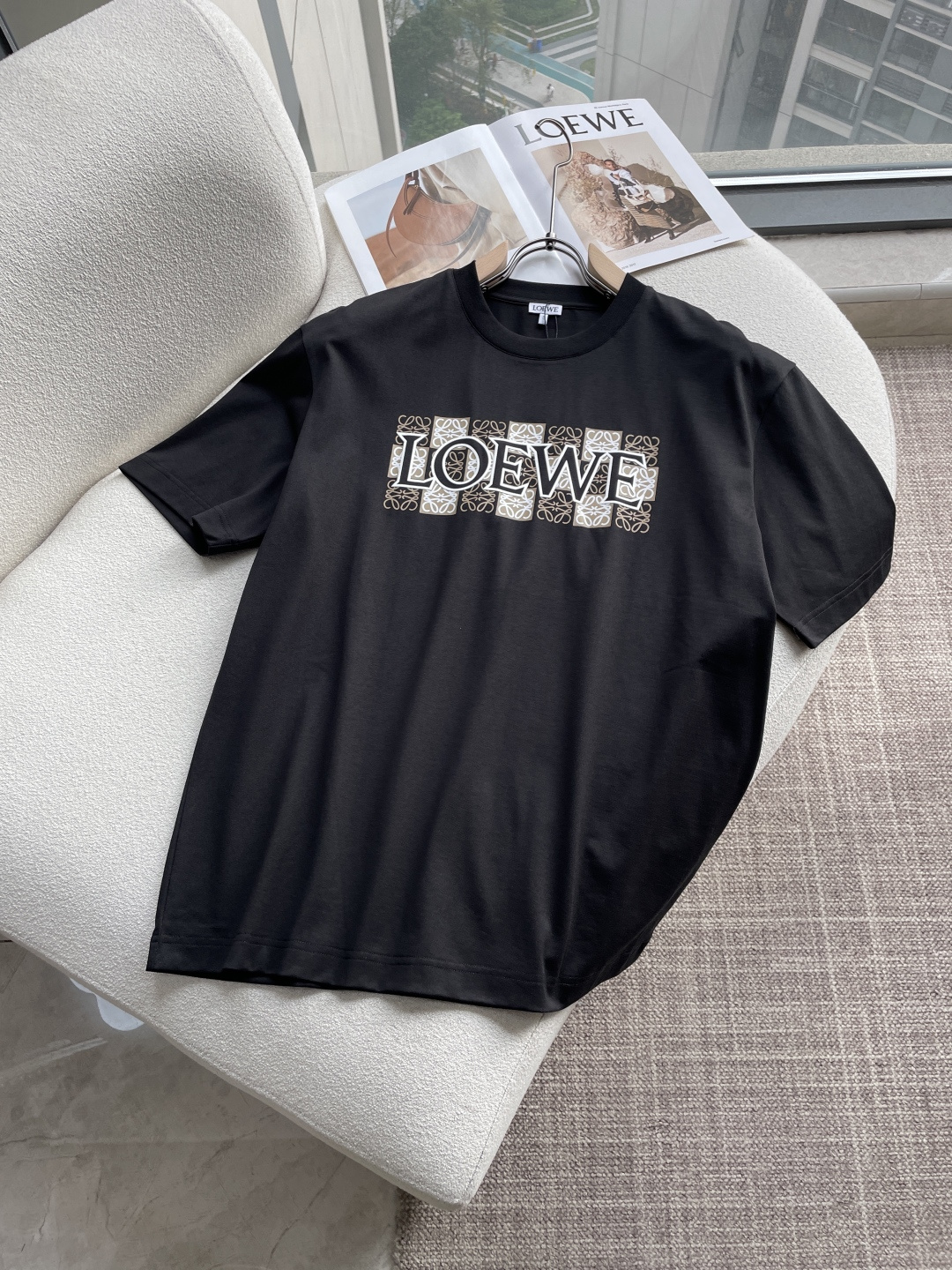 NO:746639,Loewe 2026 spring and summer new style debut counter latest short-sleeved round neck T-shirt high-end custom design avant-garde fashion!  Brand logo emphasizes craftsmanship design. High-end customized 100% cotton top-grade mercerized fabric. Soft to the touch. Comfortable to wear. Exquisite stitching at the counter level. Fine workmanship. The upper body effect is incomparably handsome!  A must-have item for a stylish man!  Color Black White Size M-3XL,,loewe,T-shirt,tees,t-shirt,19860909Loewe 2026春夏新款首发专柜最新款短袖圆领T恤 高端订制 设计前卫时尚！品牌logo重工艺设计 高端定制百分百棉顶级丝光面料.手感柔软.穿着舒适.专柜级别精致车线.做工精细.上身效果无敌帅气！型男必备单品！ 颜色黑色 白色 码数M-3XL,,loewe,T-shirt,tees，t-shirt,,Men's clothing