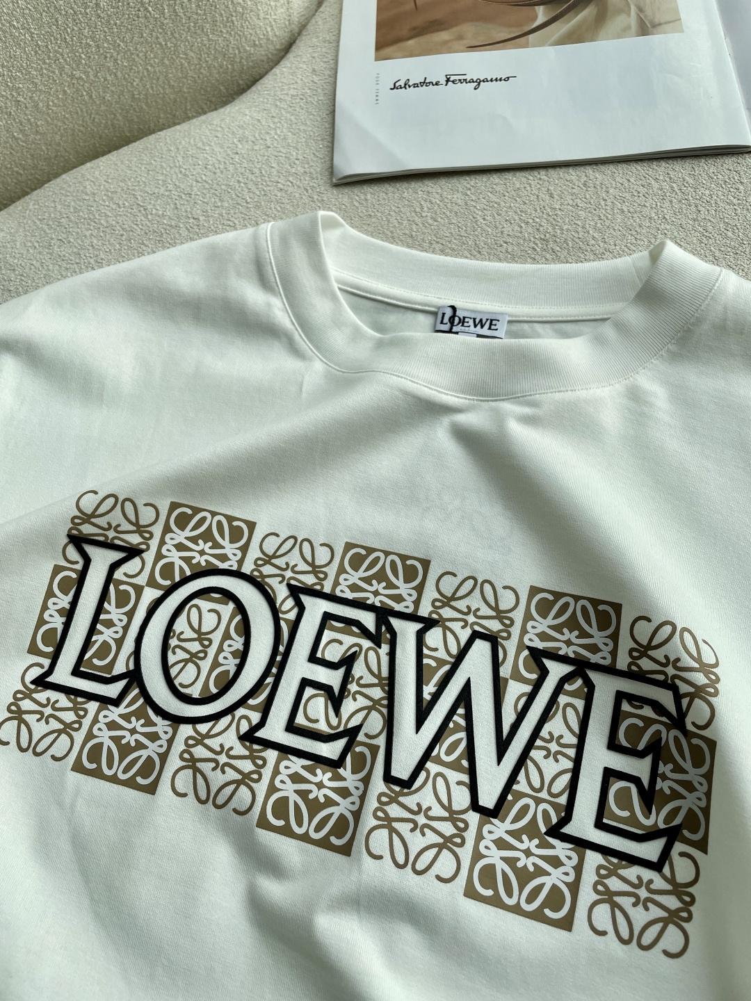 Loewe 2026春夏新款首发专柜最新款短袖圆领T恤 高端订制 设计前卫时尚！品牌logo重工艺设计 