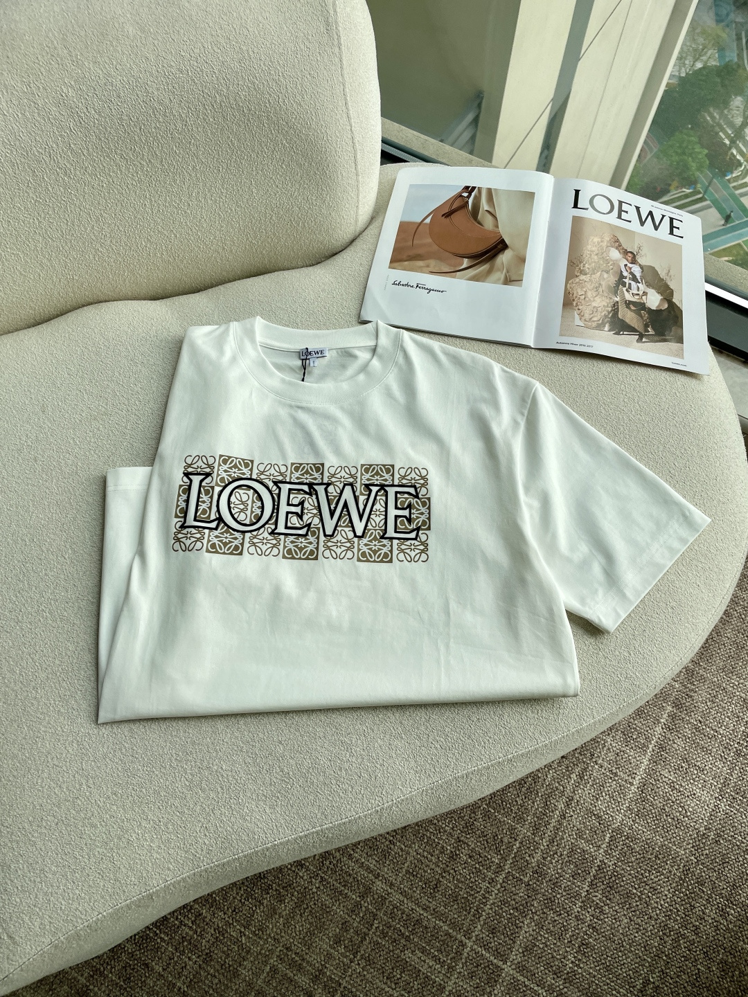 Loewe 2026春夏新款首发专柜最新款短袖圆领T恤 高端订制 设计前卫时尚！品牌logo重工艺设计 