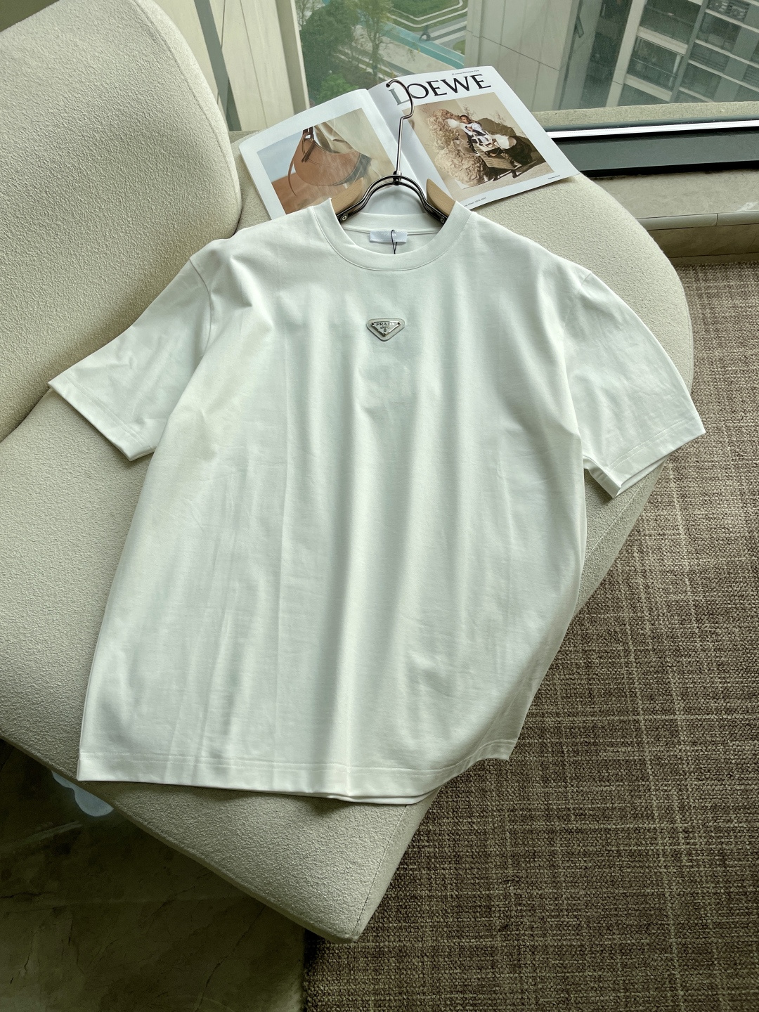 NO:746641,PRAD 2026 spring and summer new style debut counter, the latest short-sleeved round neck T-shirt, high-end custom design, avant-garde and fashionable!  Brand logo emphasizes craftsmanship design. High-end customized 100% cotton top-grade mercerized fabric. Soft to the touch. Comfortable to wear. Exquisite stitching at the counter level. Fine workmanship. The upper body effect is incomparably handsome!  A must-have item for a stylish man!  Color black white Size M-3XL, prada, T-shirt, tees, t-shirt,19860909PRAD 2026春夏新款首发专柜最新款短袖圆领T恤 高端订制 设计前卫时尚！品牌logo重工艺设计 高端定制百分百棉顶级丝光面料.手感柔软.穿着舒适.专柜级别精致车线.做工精细.上身效果无敌帅气！型男必备单品！ 颜色黑色 白色 码数M-3XL,,prada,T-shirt,tees，t-shirt,,Men's clothing