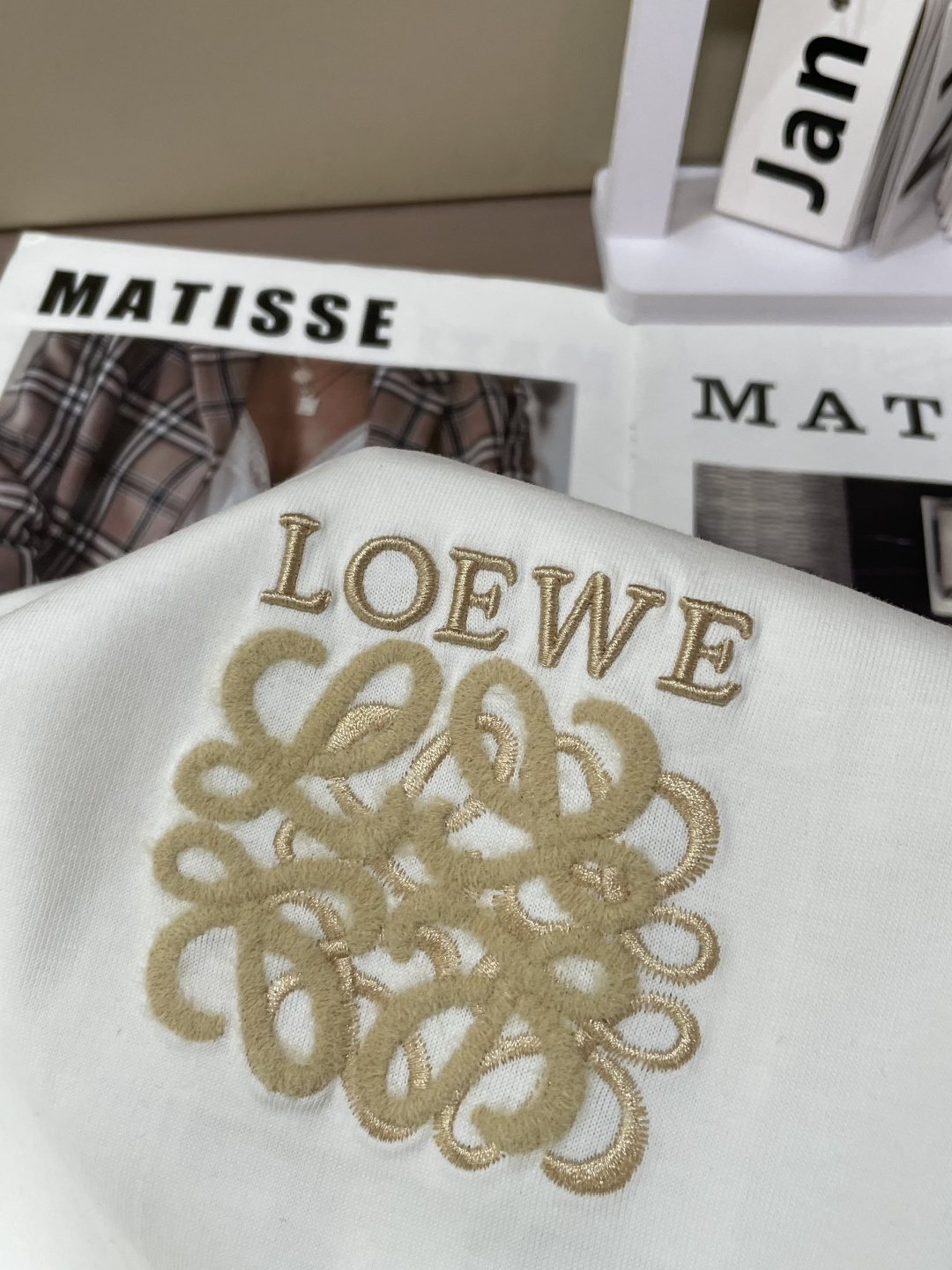 Loewe 2026春夏新款首发专柜最新款短袖圆领T恤 高端订制 设计前卫时尚！品牌logo重工艺设计 