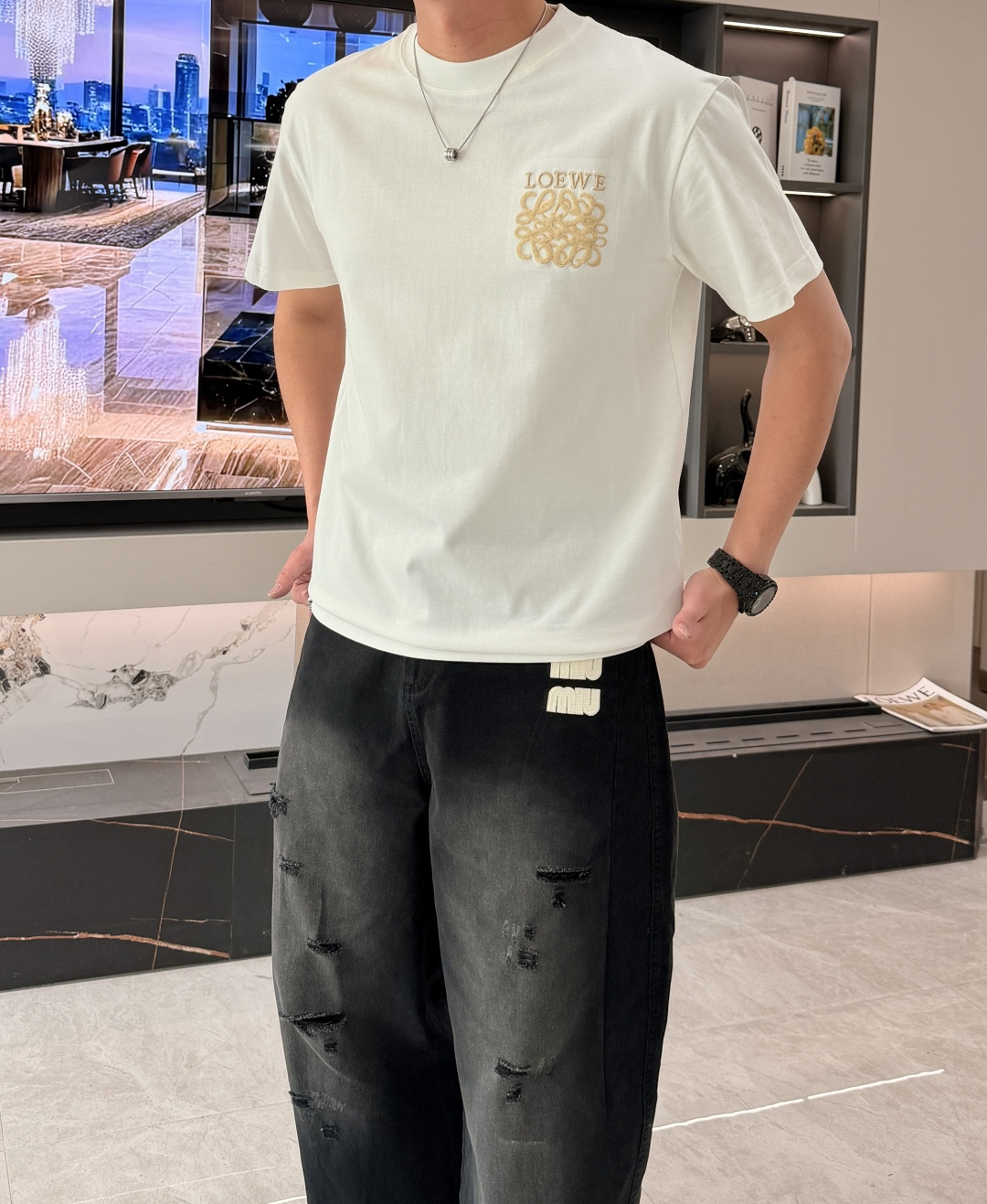 NO:746645,Loewe 2026 spring and summer new style debut counter latest short-sleeved round neck T-shirt high-end custom design avant-garde fashion!  The brand logo is designed with heavy craftsmanship. High-end customized mercerized long-staple cotton fabric. Soft to the touch. Comfortable to wear. Exquisite stitching at the counter level. Fine workmanship. The upper body effect is incomparably handsome!  A must-have item for a stylish man!  Color Black White Size M-3XL,,loewe,T-shirt,tees,t-shirt,19860909Loewe2026春夏新款首发专柜最新款短袖圆领T恤 高端订制 设计前卫时尚！品牌logo重工艺设计 高端定制丝光长绒棉面料.手感柔软.穿着舒适.专柜级别精致车线.做工精细.上身效果无敌帅气！型男必备单品！ 颜色黑色 白色 码数M-3XL,,loewe,T-shirt,tees，t-shirt,,Men's clothing