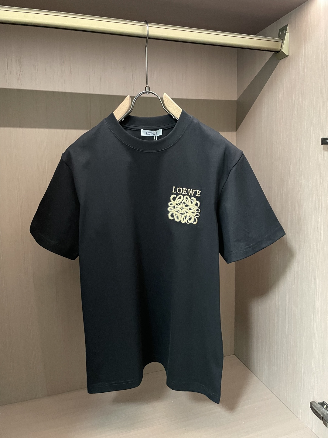 Loewe 2026春夏新款首发专柜最新款短袖圆领T恤 高端订制 设计前卫时尚！品牌logo重工艺设计 