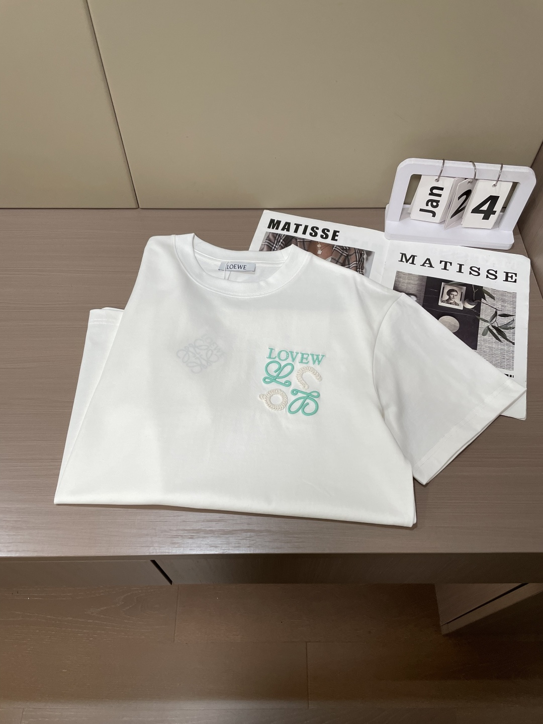 Loewe 2026春夏新款首发专柜最新款短袖圆领T恤 高端订制 设计前卫时尚！品牌logo重工艺设计 