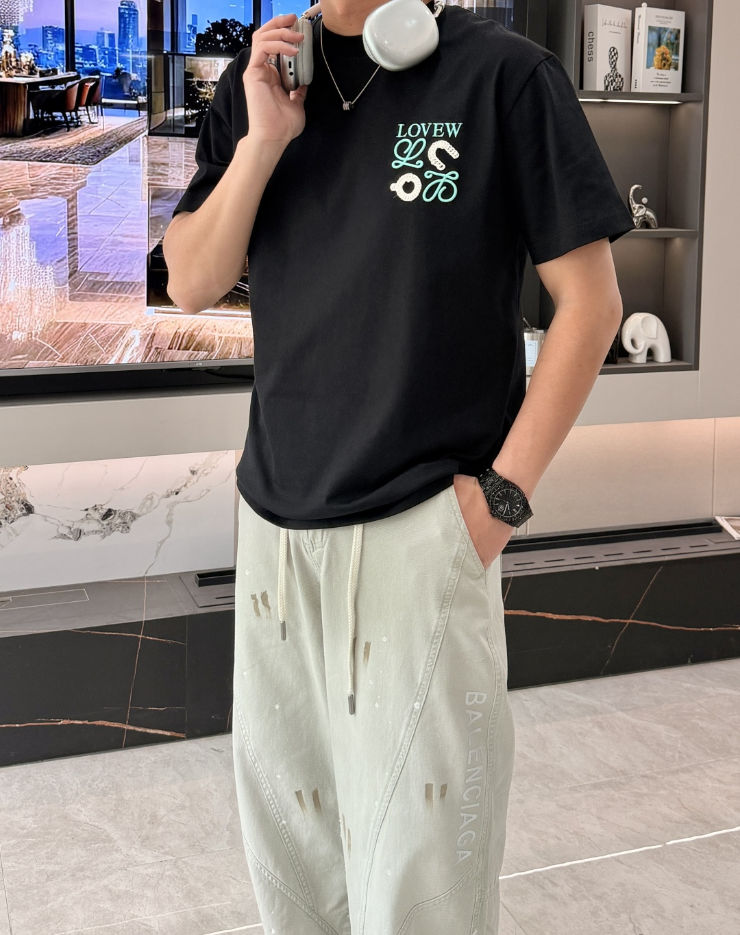 NO:746648,Loewe 2026 spring and summer new style debut counter latest short-sleeved round neck T-shirt high-end custom design avant-garde fashion!  The brand logo is designed with heavy craftsmanship. High-end customized mercerized long-staple cotton fabric. Soft to the touch. Comfortable to wear. Exquisite stitching at the counter level. Fine workmanship. The upper body effect is incomparably handsome!  A must-have item for a stylish man!  Color Black White Size M-3XL,,loewe,T-shirt,tees,t-shirt,19860909Loewe 2026春夏新款首发专柜最新款短袖圆领T恤 高端订制 设计前卫时尚！品牌logo重工艺设计 高端定制丝光长绒棉面料.手感柔软.穿着舒适.专柜级别精致车线.做工精细.上身效果无敌帅气！型男必备单品！ 颜色黑色 白色 码数M-3XL,,loewe,T-shirt,tees，t-shirt,,Men's clothing