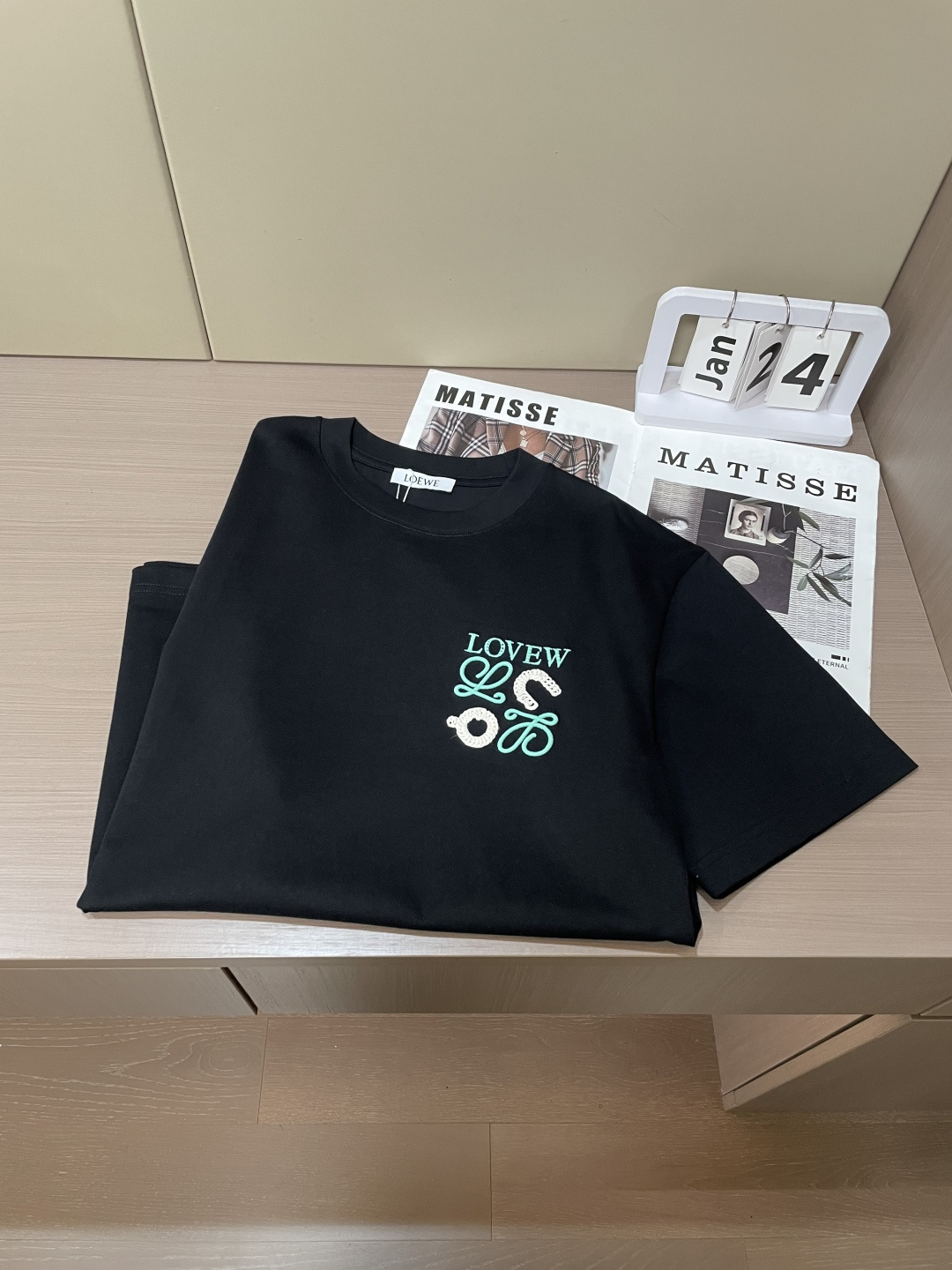 Loewe 2026春夏新款首发专柜最新款短袖圆领T恤 高端订制 设计前卫时尚！品牌logo重工艺设计 