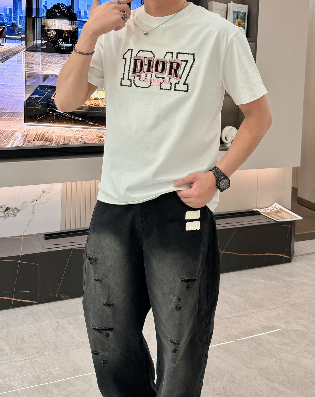 D奥 2026春夏新款首发专柜最新款短袖圆领T恤 高端订制 设计前卫时尚！品牌logo重工艺设计 高端定