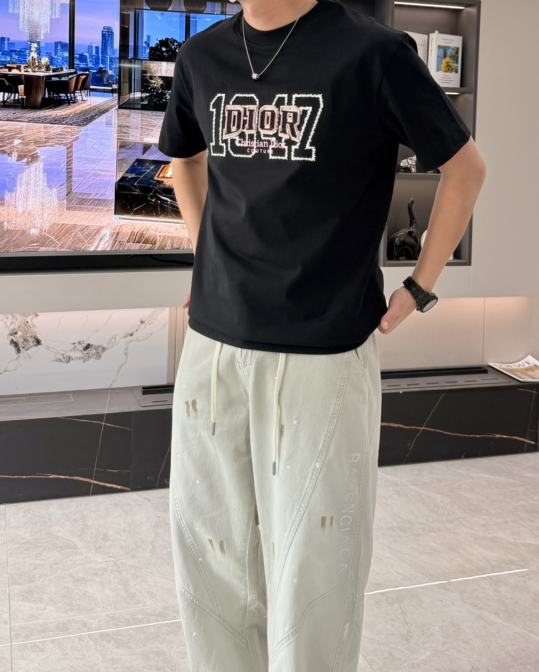 D奥 2026春夏新款首发专柜最新款短袖圆领T恤 高端订制 设计前卫时尚！品牌logo重工艺设计 高端定