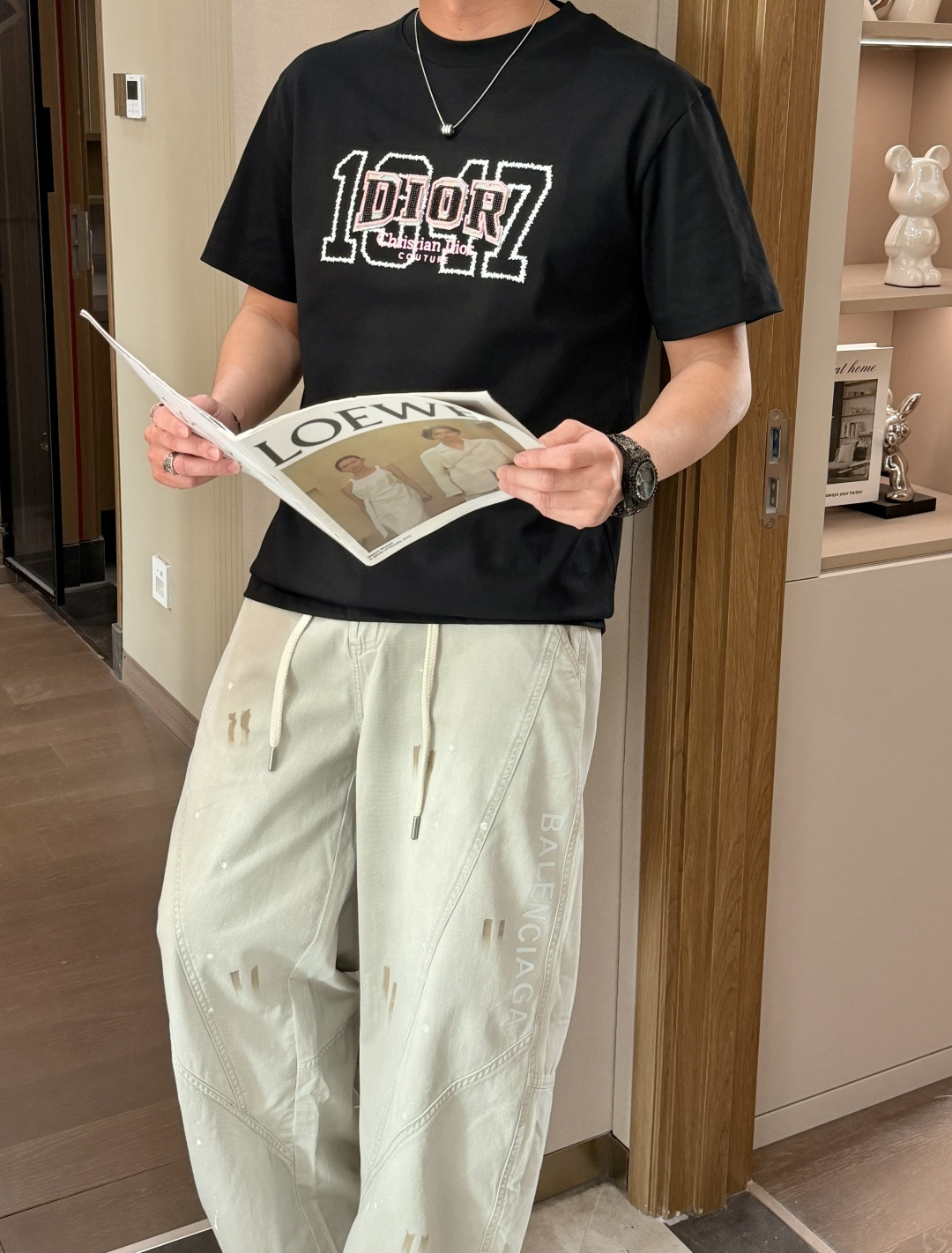 NO:746651,DAO's 2026 spring and summer new style debut counter, the latest short-sleeved round neck T-shirt, high-end custom design, avant-garde and fashionable!  The brand logo is designed with heavy craftsmanship. High-end customized mercerized long-staple cotton fabric. Soft to the touch. Comfortable to wear. Exquisite stitching at the counter level. Fine workmanship. The upper body effect is incomparably handsome!  A must-have item for a stylish man!  Color Black White Size M-3XL, T-shirt, tees, t-shirt,19860909D奥2026春夏新款首发专柜最新款短袖圆领T恤 高端订制 设计前卫时尚！品牌logo重工艺设计 高端定制丝光长绒棉面料.手感柔软.穿着舒适.专柜级别精致车线.做工精细.上身效果无敌帅气！型男必备单品！ 颜色黑色 白色 码数M-3XL,,T-shirt,tees，t-shirt,,Men's clothing