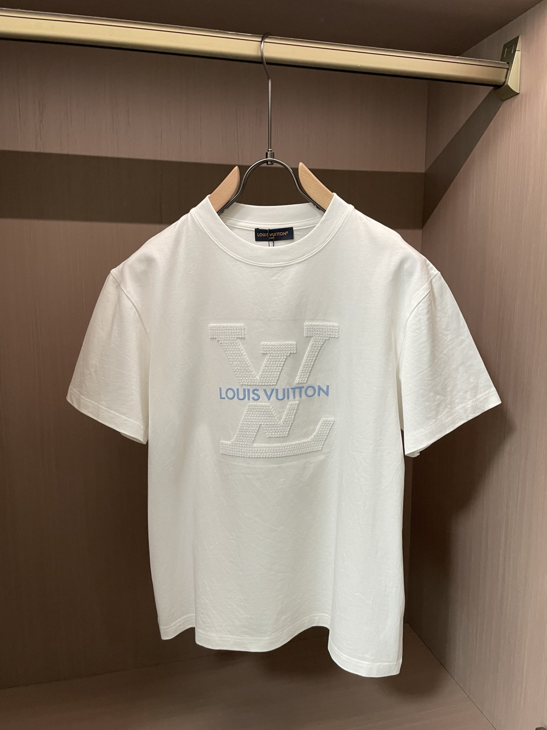 NO:746660,Lujia's 2026 spring and summer new style debut counter, the latest short-sleeved round neck T-shirt, high-end customization, avant-garde and fashionable design!  The brand logo is designed with heavy craftsmanship. High-end customized mercerized long-staple cotton fabric. Soft to the touch. Comfortable to wear. Exquisite stitching at the counter level. Fine workmanship. The upper body effect is incomparably handsome!  A must-have item for a stylish man!  Color Black White Size M-3XL,,louis vuitton,louis vuitton,T-shirt,tees,t-shirt,19860909驴家2026春夏新款首发专柜最新款短袖圆领T恤 高端订制 设计前卫时尚！品牌logo重工艺设计 高端定制丝光长绒棉面料.手感柔软.穿着舒适.专柜级别精致车线.做工精细.上身效果无敌帅气！型男必备单品！ 颜色黑色 白色 码数M-3XL,,louis vuitton,louis vuitton,T-shirt,tees，t-shirt,,Men's clothing