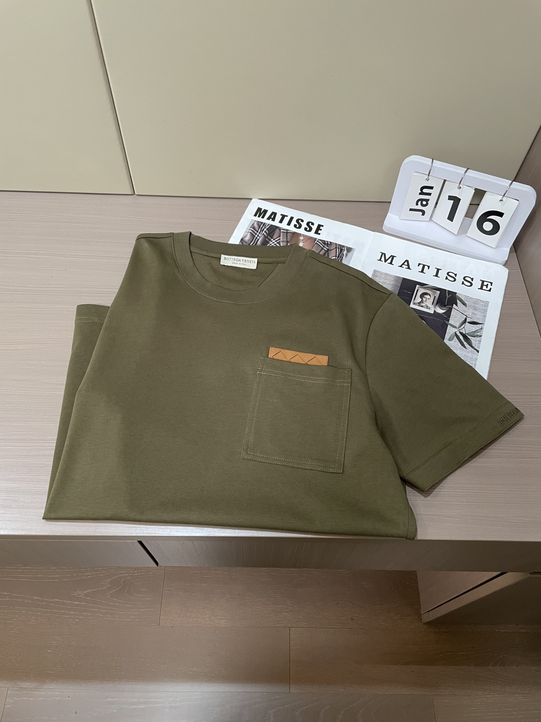 2026ss BV 夏季新款 官网同步 男士圆领短袖T恤衫。经典编织搭配专业水洗皮 尽显高级质感。采用纯