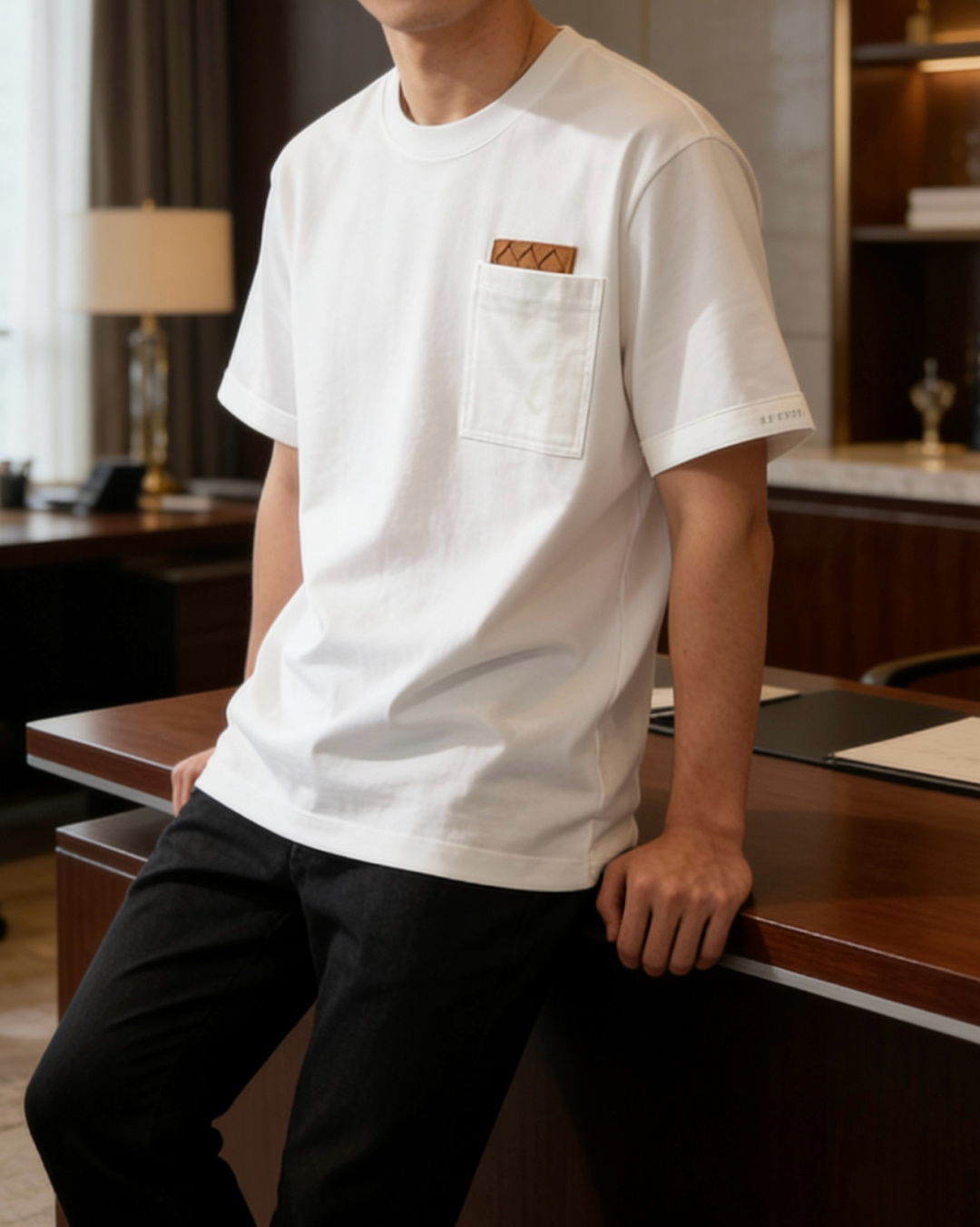 NO:746666,2026ss BV new summer style, men's round-neck short-sleeved T-shirt, synchronized with the official website. Classic weaving and professional washed leather, showing a high-end texture. Made of pure cotton, high-quality cotton as raw material, high-end texture, close to the skin, and extremely comfortable. And the version is stiff and anti-wrinkle, not easy to deform. The overall wiring is neat and symmetrical, and the craftsmanship quilting structure is seamless!  A versatile T-shirt that combines fashion and comfort!  Color White Army Green Size M-3XL,,bottega veneta,T-shirt,tees,t-shirt,198609092026ss BV 夏季新款 官网同步 男士圆领短袖T恤衫.经典编织搭配专业水洗皮 尽显高级质感. 采用纯棉 以优质棉花为原料,质感高级,贴肤穿着,舒适无比.且版型挺括抗皱,不易变形.整体走线工整对称、工艺化绗缝结构做到了天衣无缝！集时尚与舒适为一体的一款百搭T恤！ 颜色 白色 军绿 尺码M-3XL,,bottega veneta,T-shirt,tees，t-shirt,,Men's clothing