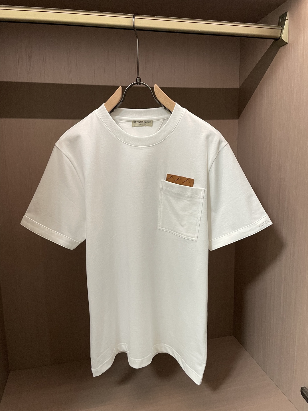 2026ss BV 夏季新款 官网同步 男士圆领短袖T恤衫。经典编织搭配专业水洗皮 尽显高级质感。采用纯