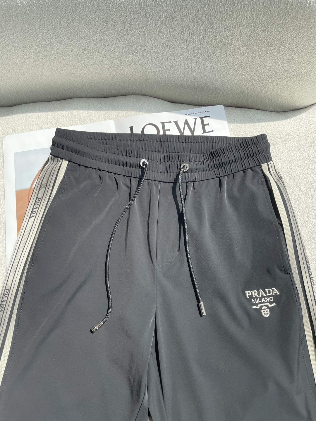 PRAD 2026春夏 最新休闲裤 潮人必备 版型超赞，能很好的修复各种腿型，非常个性！柔软排汗，舒适度