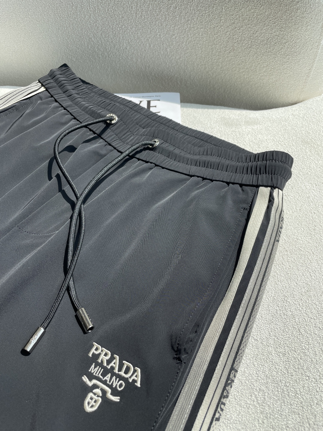 PRAD 2026春夏 最新休闲裤 潮人必备 版型超赞，能很好的修复各种腿型，非常个性！柔软排汗，舒适度