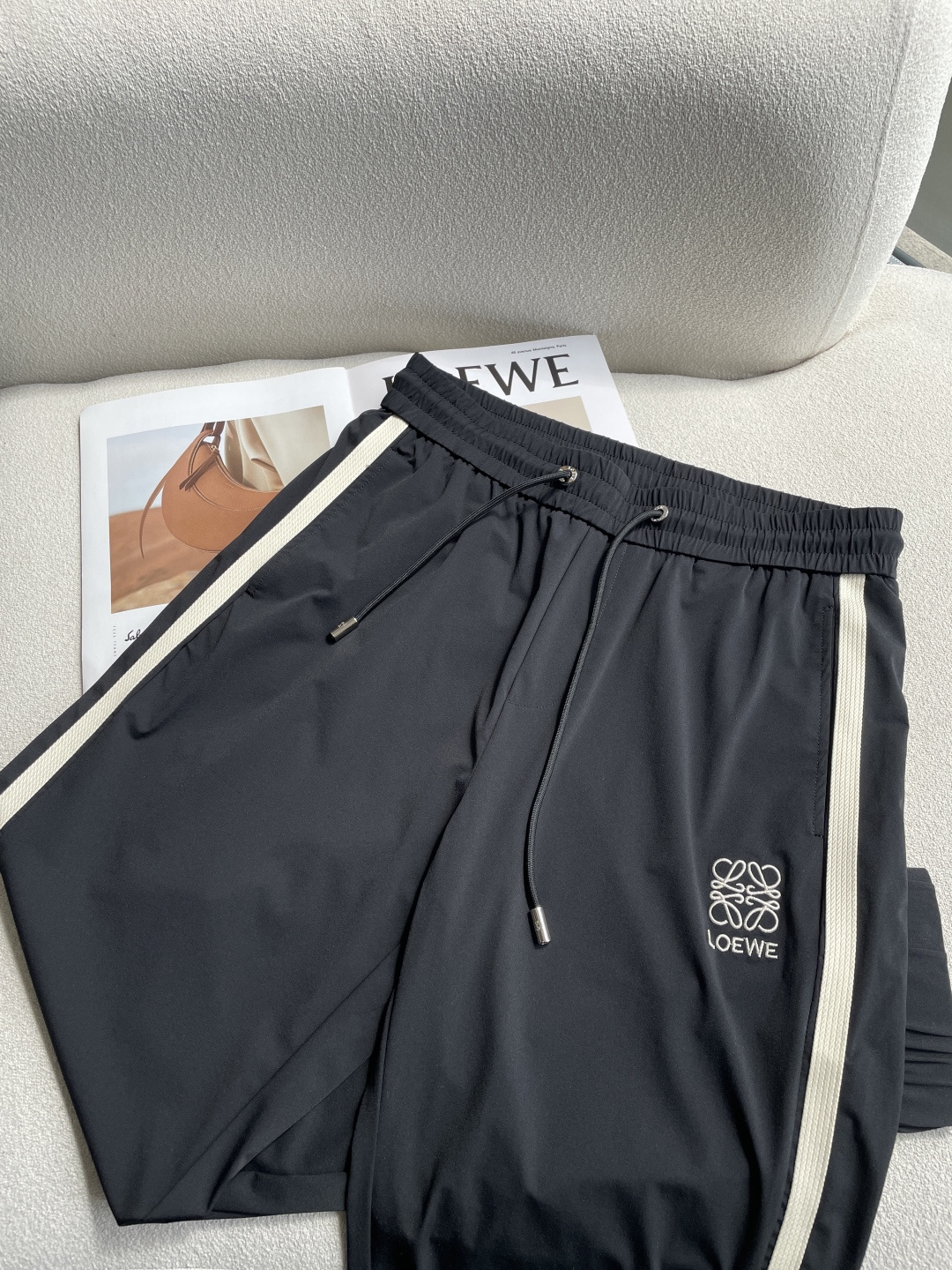 Loewe 2026春夏 最新休闲裤 潮人必备 版型超赞，能很好的修复各种腿型，非常个性！柔软排汗，舒适