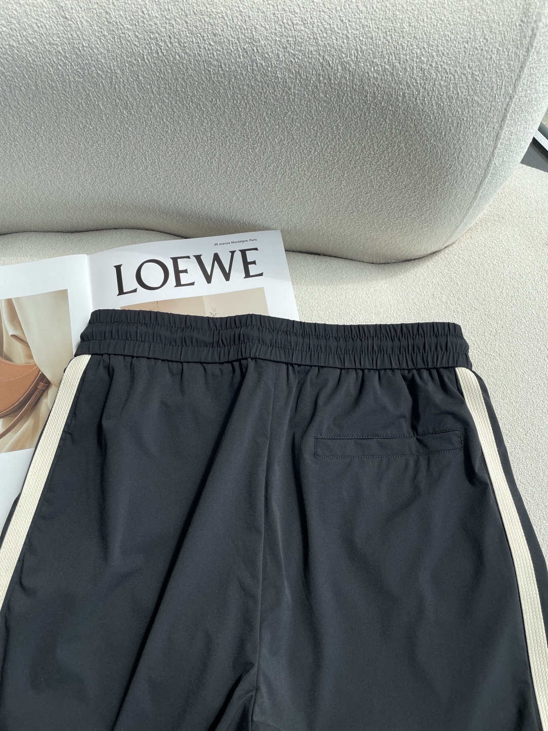 Loewe 2026春夏 最新休闲裤 潮人必备 版型超赞，能很好的修复各种腿型，非常个性！柔软排汗，舒适