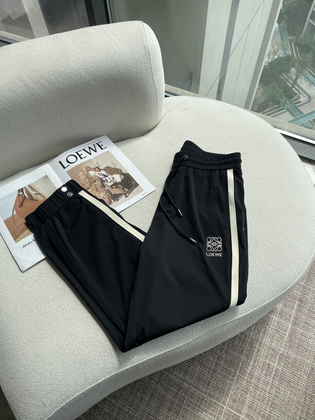 Loewe 2026春夏 最新休闲裤 潮人必备 版型超赞，能很好的修复各种腿型，非常个性！柔软排汗，舒适