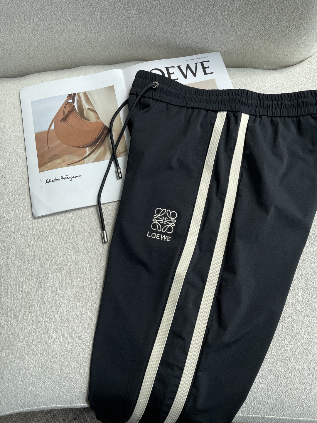 Loewe 2026春夏 最新休闲裤 潮人必备 版型超赞，能很好的修复各种腿型，非常个性！柔软排汗，舒适
