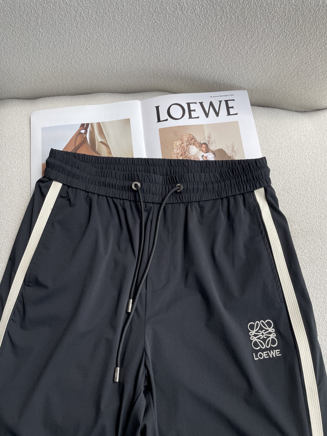 Loewe 2026春夏 最新休闲裤 潮人必备 版型超赞，能很好的修复各种腿型，非常个性！柔软排汗，舒适