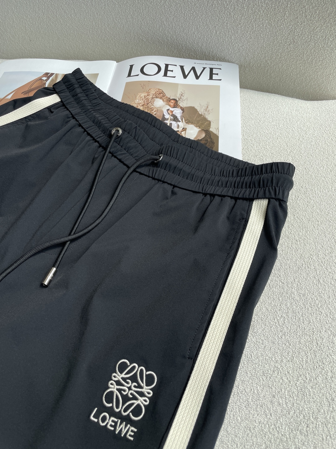 Loewe 2026春夏 最新休闲裤 潮人必备 版型超赞，能很好的修复各种腿型，非常个性！柔软排汗，舒适