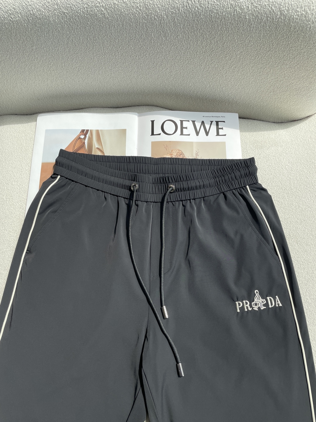 Prad 2026春夏 最新休闲裤 潮人必备 版型超赞，能很好的修复各种腿型，非常个性！柔软排汗，舒适度