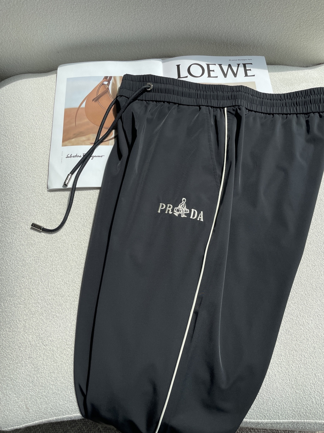 Prad 2026春夏 最新休闲裤 潮人必备 版型超赞，能很好的修复各种腿型，非常个性！柔软排汗，舒适度