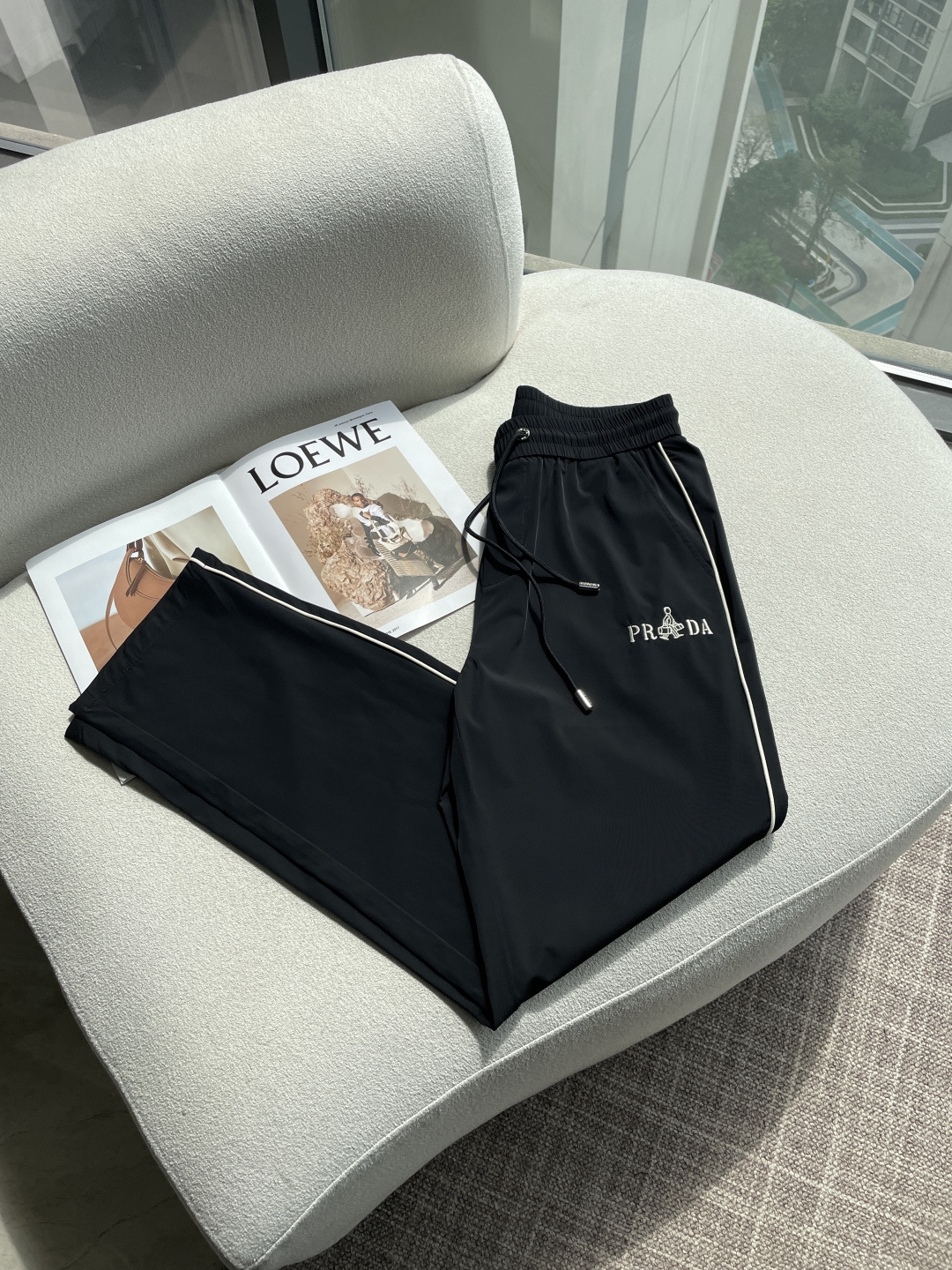 Prad 2026春夏 最新休闲裤 潮人必备 版型超赞，能很好的修复各种腿型，非常个性！柔软排汗，舒适度