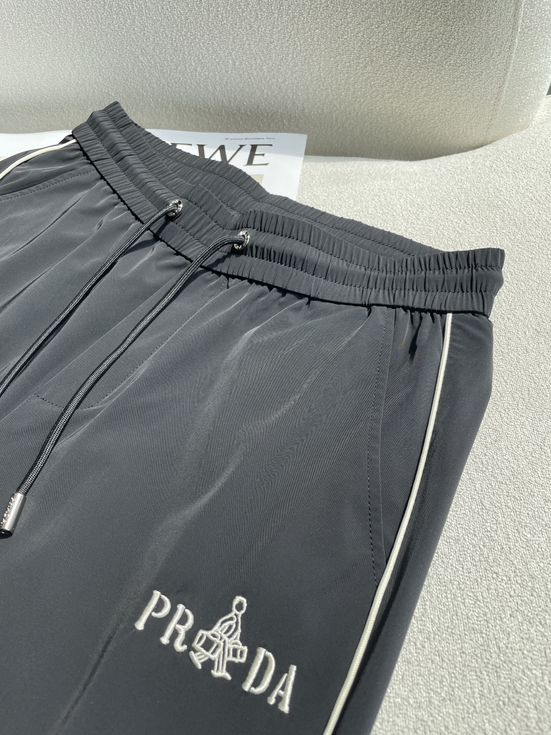 Prad 2026春夏 最新休闲裤 潮人必备 版型超赞，能很好的修复各种腿型，非常个性！柔软排汗，舒适度