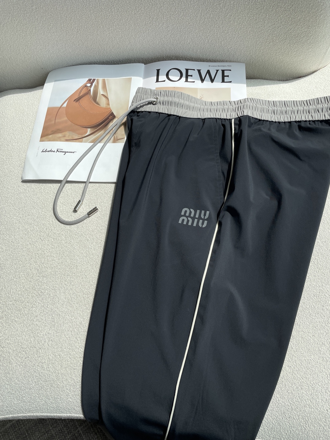 Miumiu 2026春夏 最新休闲裤 潮人必备 版型超赞，能很好的修复各种腿型，非常个性！柔软排汗，舒
