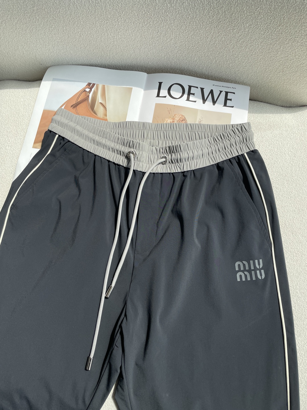 Miumiu 2026春夏 最新休闲裤 潮人必备 版型超赞，能很好的修复各种腿型，非常个性！柔软排汗，舒