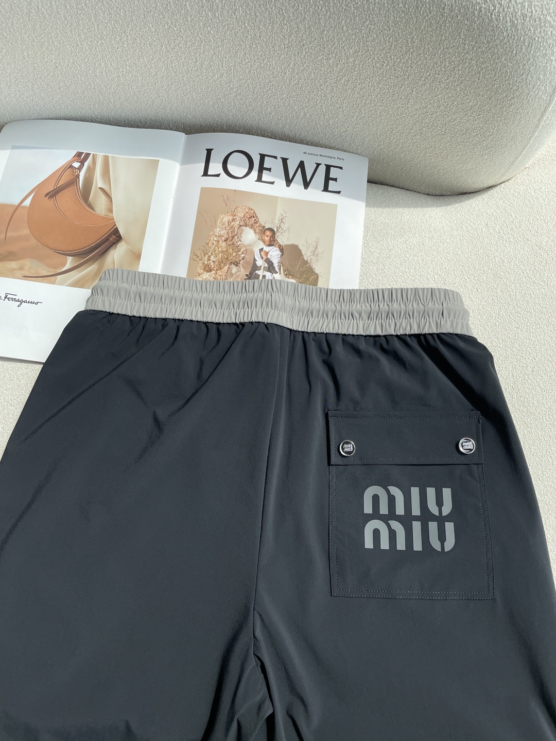 Miumiu 2026春夏 最新休闲裤 潮人必备 版型超赞，能很好的修复各种腿型，非常个性！柔软排汗，舒