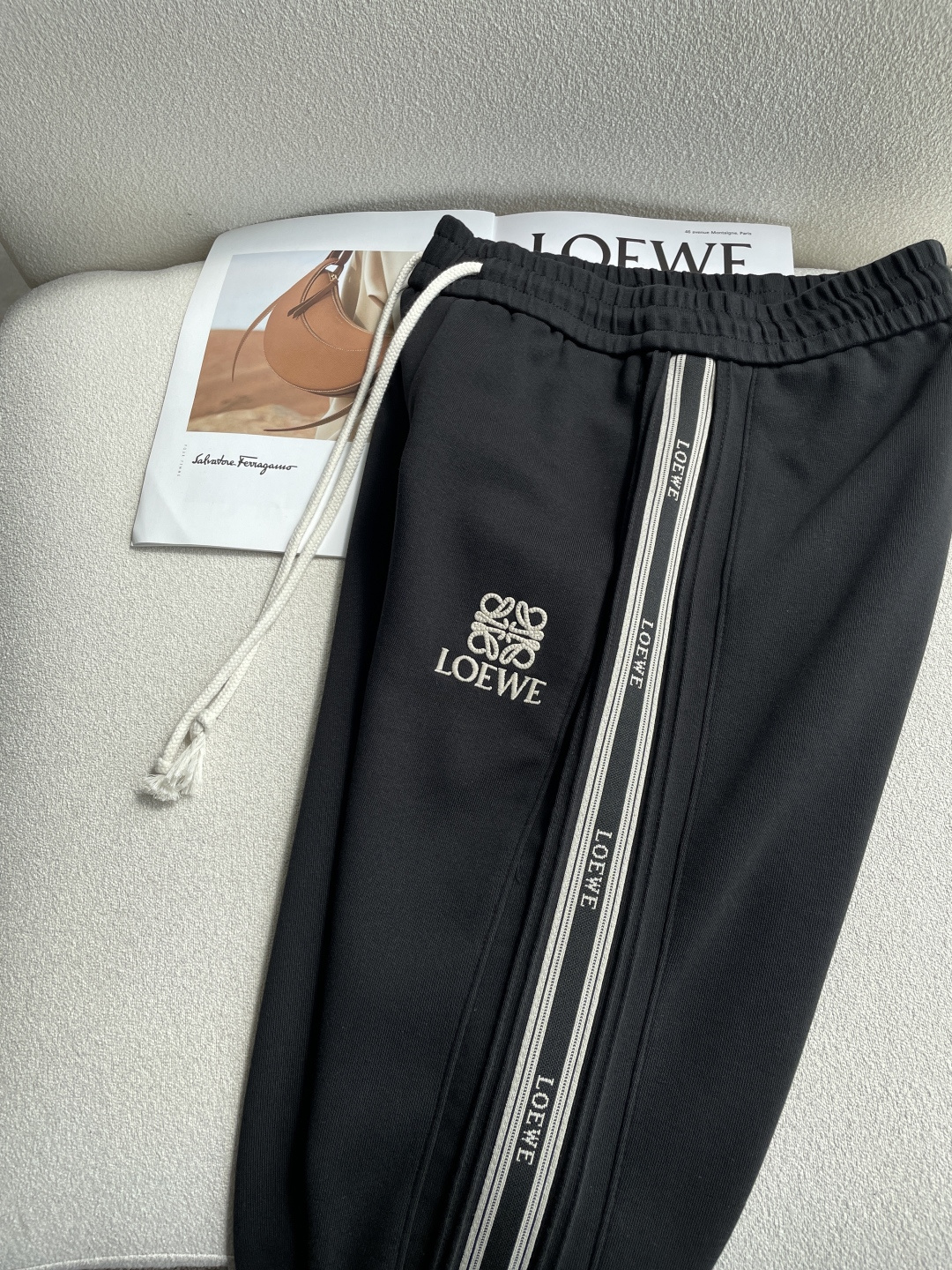 Loewe 2026春夏 最新休闲裤 潮人必备 版型超赞，能很好的修复各种腿型，非常个性！柔软排汗，舒适
